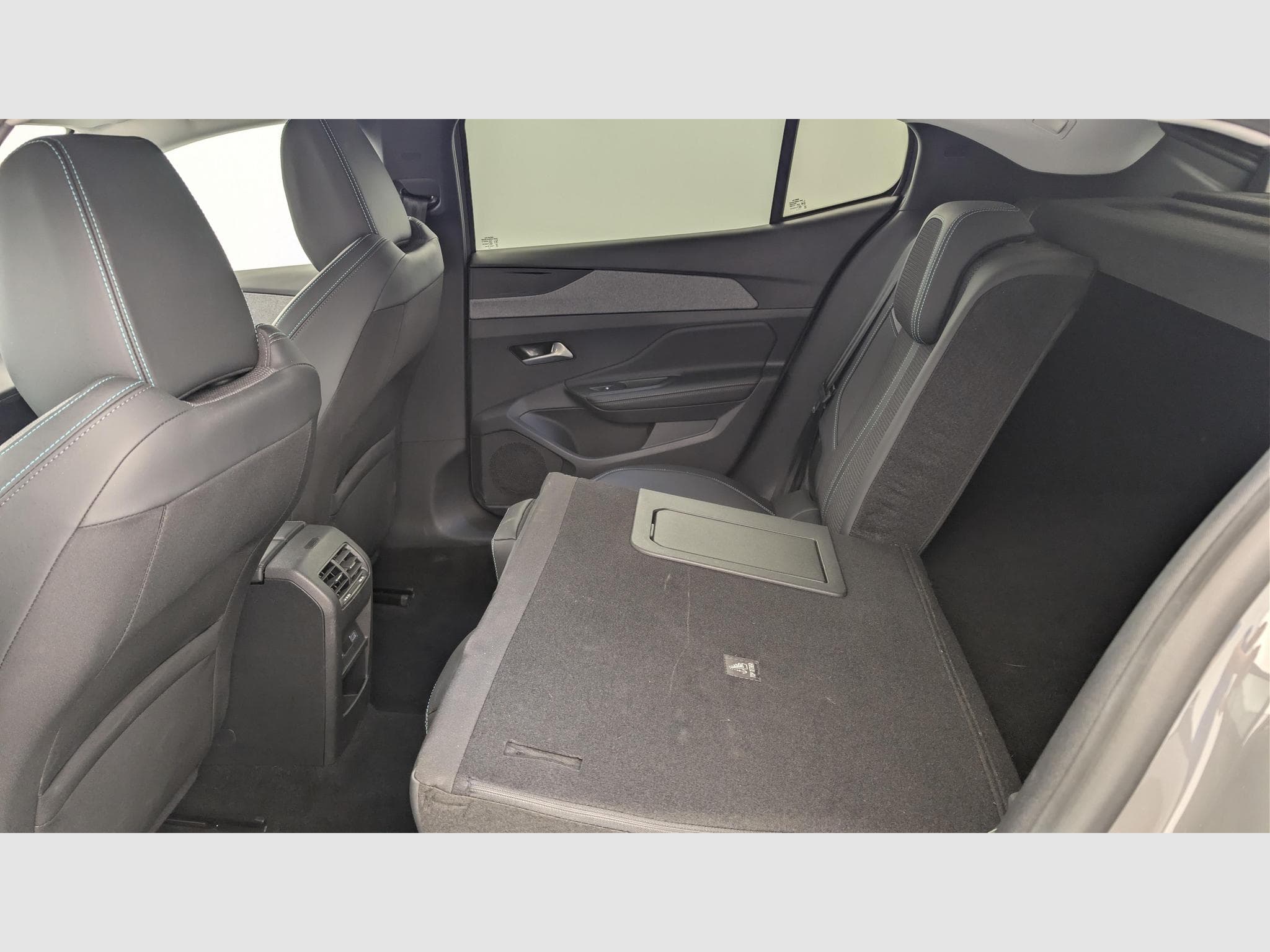 Peugeot 408 Hybrid 145 e-DCS6 Allure (2025) - Photo 12