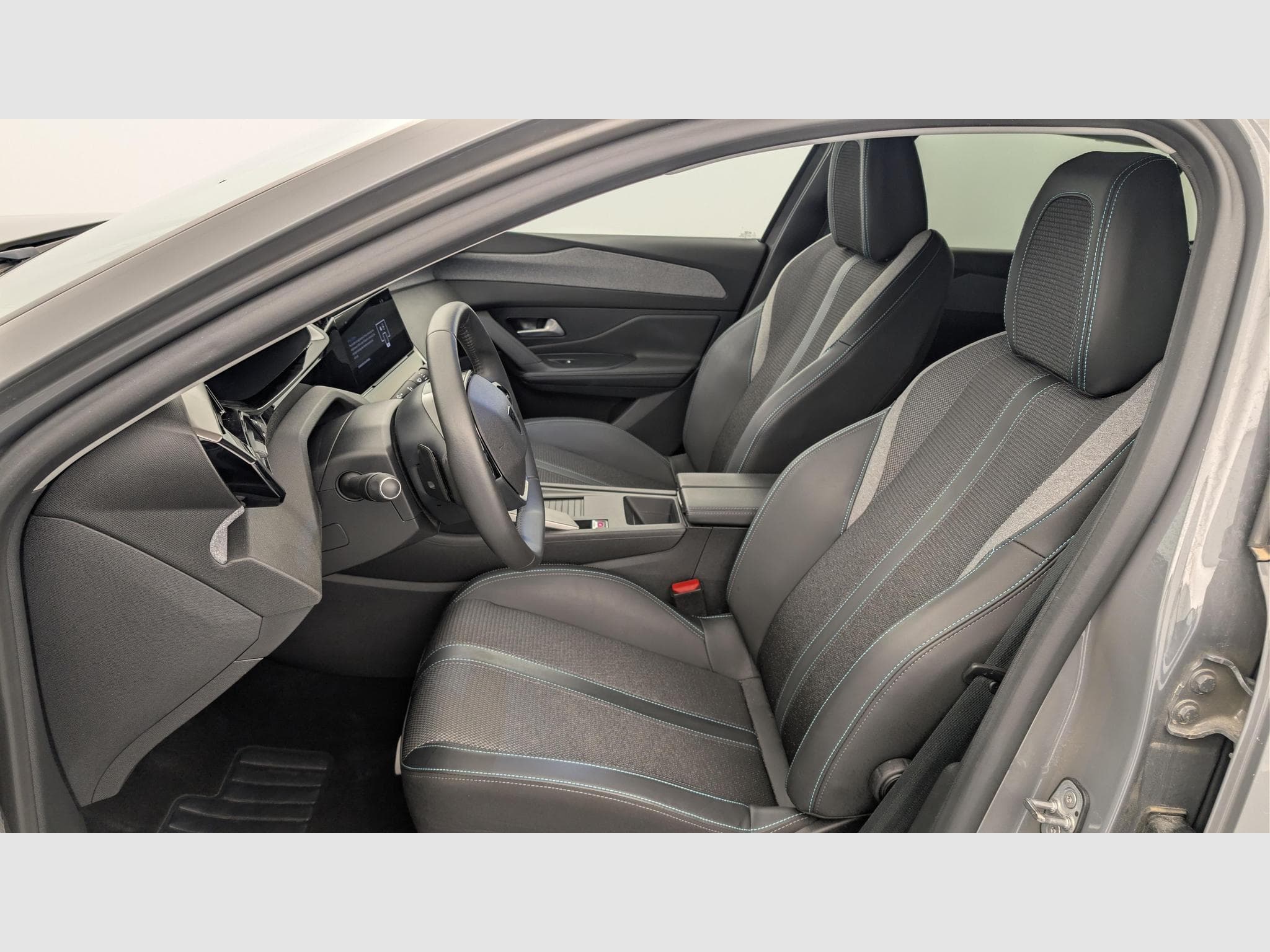 Peugeot 408 Hybrid 145 e-DCS6 Allure (2025) - Photo 15