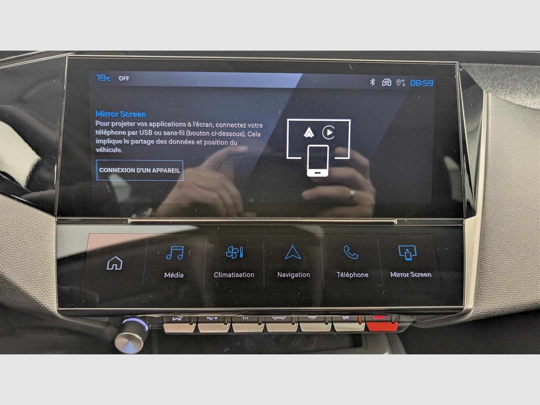 Peugeot 408 Hybrid 145 e-DCS6 Allure (2025) - Photo 17