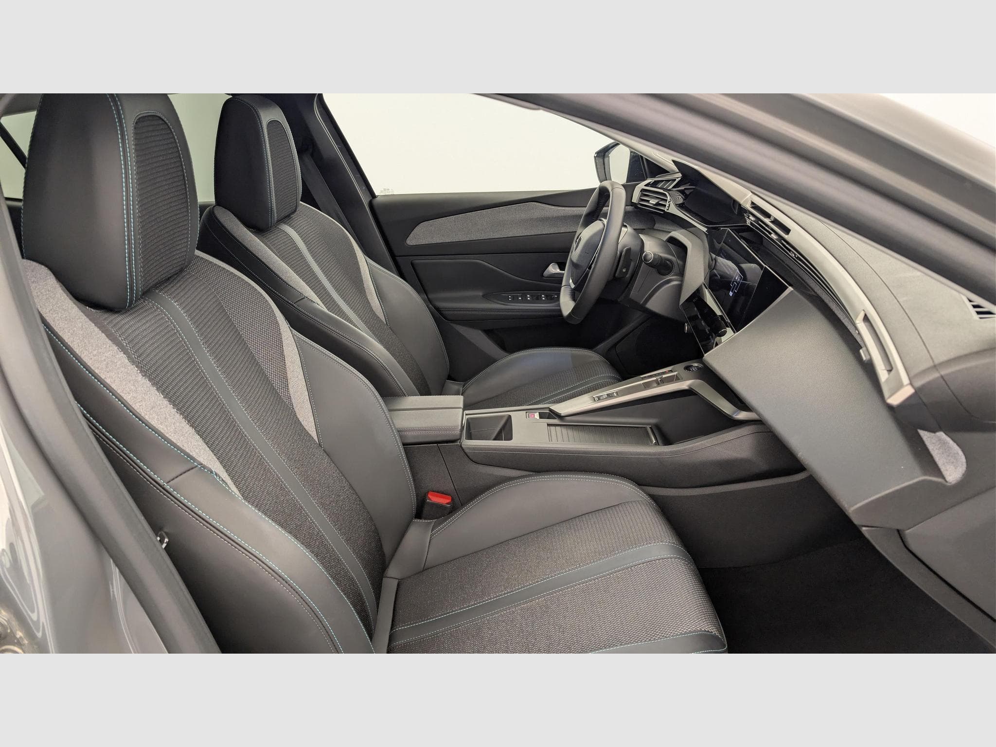 Peugeot 408 Hybrid 145 e-DCS6 Allure (2025) - Photo 9