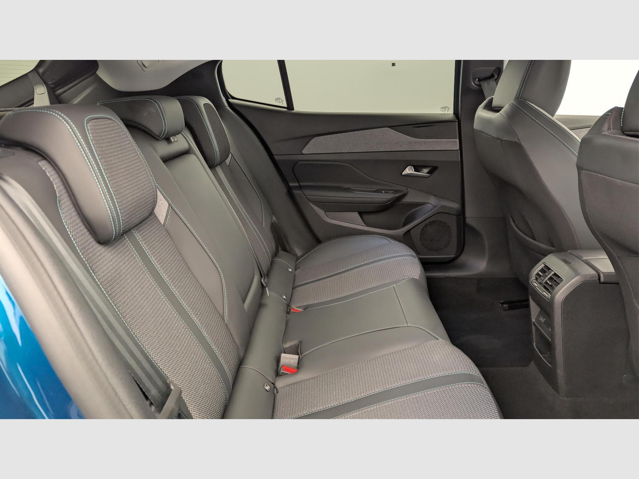 Peugeot 408 Hybrid 136 e-DCS6 Allure (2025) - Photo 10