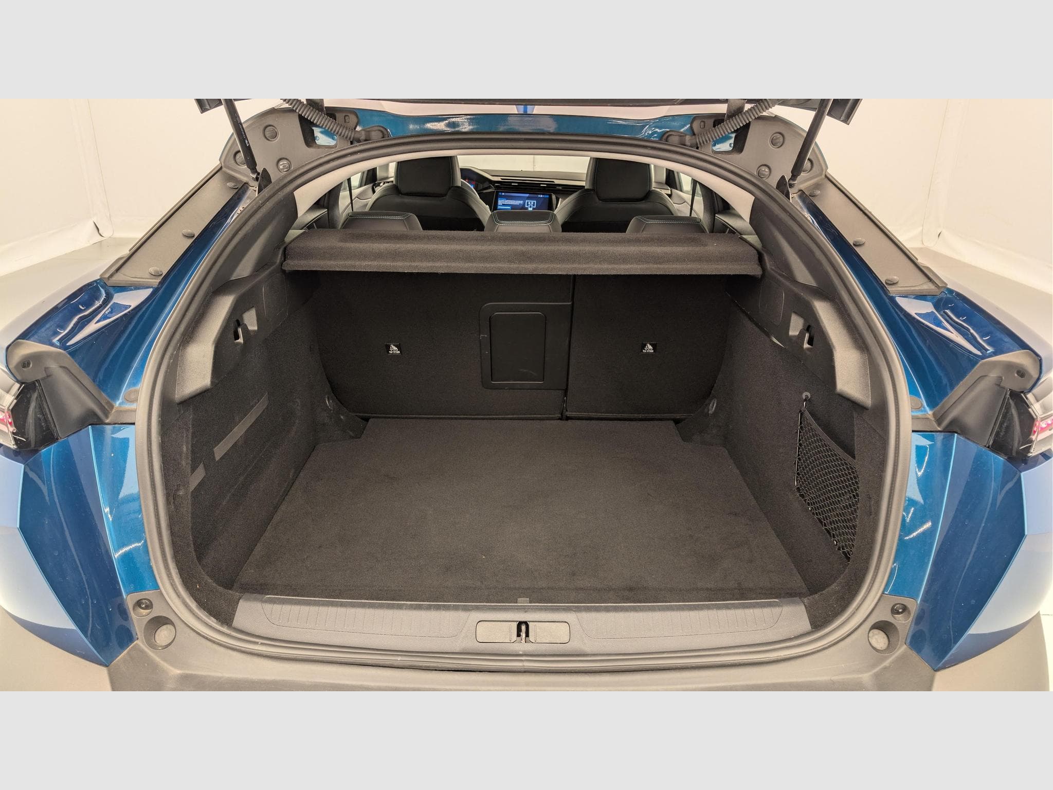 Peugeot 408 Hybrid 136 e-DCS6 Allure (2025) - Photo 11