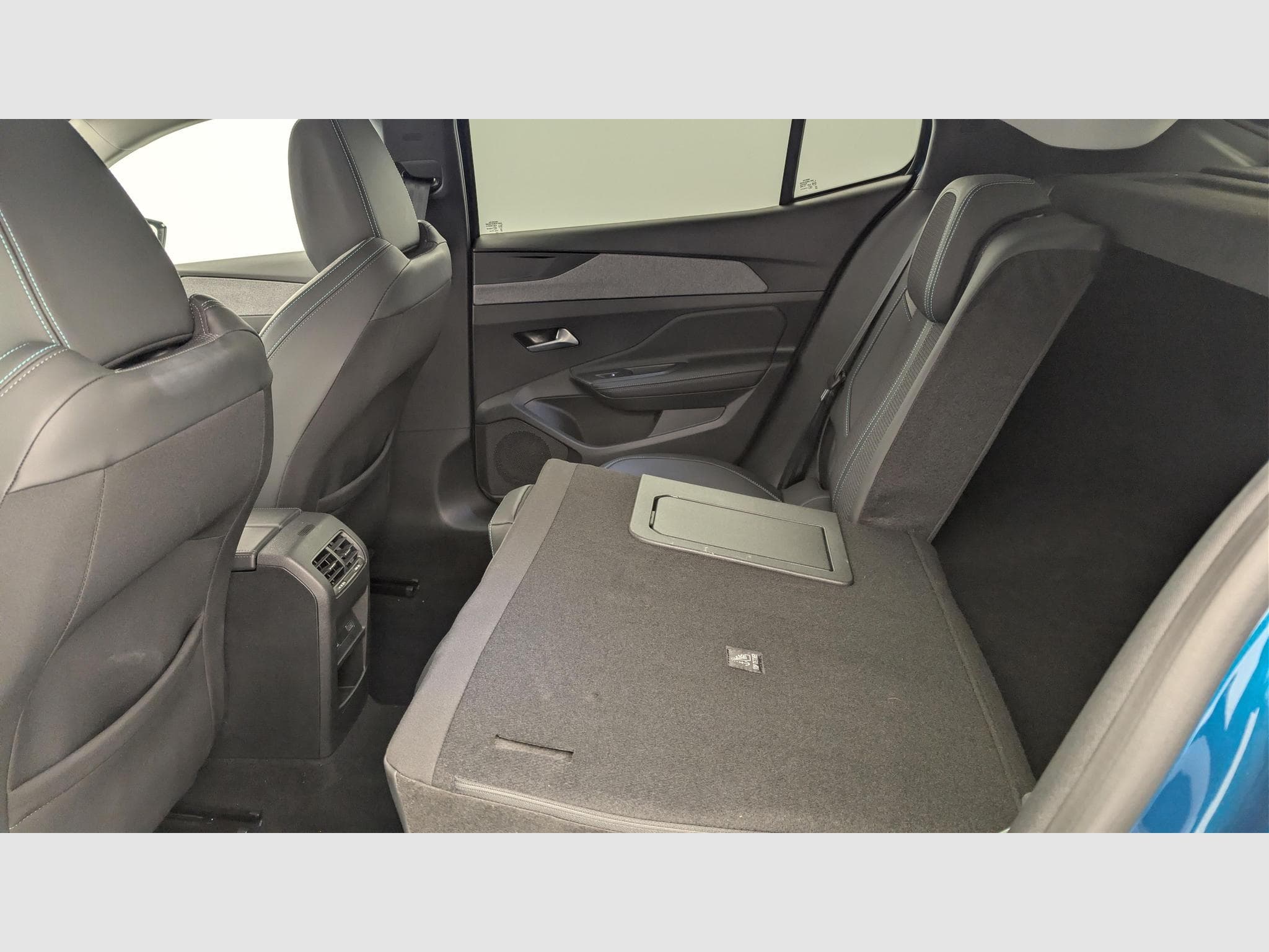 Peugeot 408 Hybrid 136 e-DCS6 Allure (2025) - Photo 12