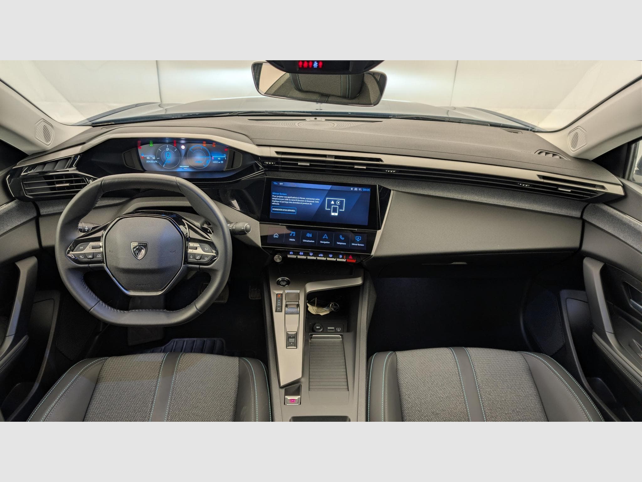 Peugeot 408 Hybrid 136 e-DCS6 Allure (2025) - Photo 13
