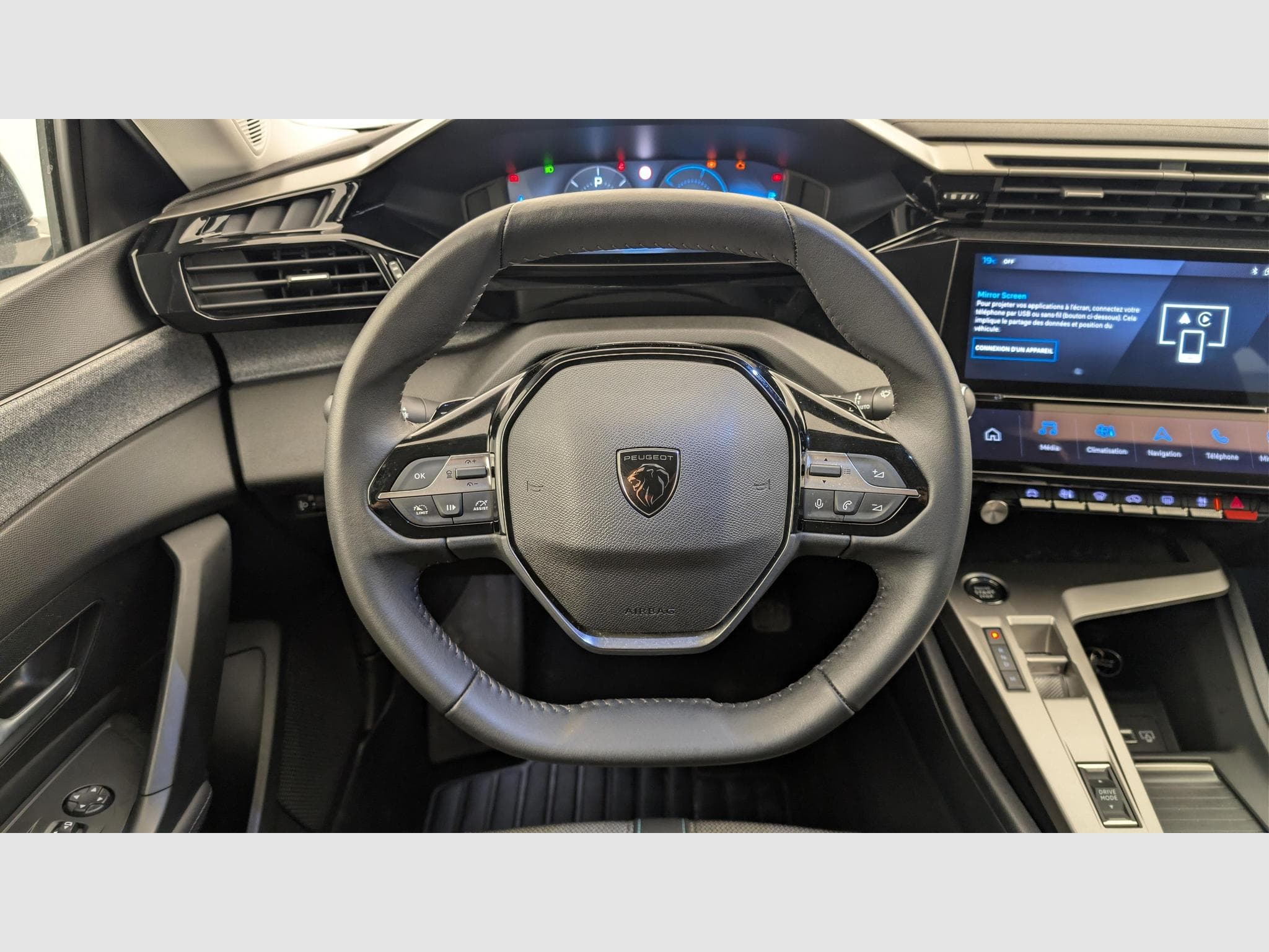 Peugeot 408 Hybrid 136 e-DCS6 Allure (2025) - Photo 14