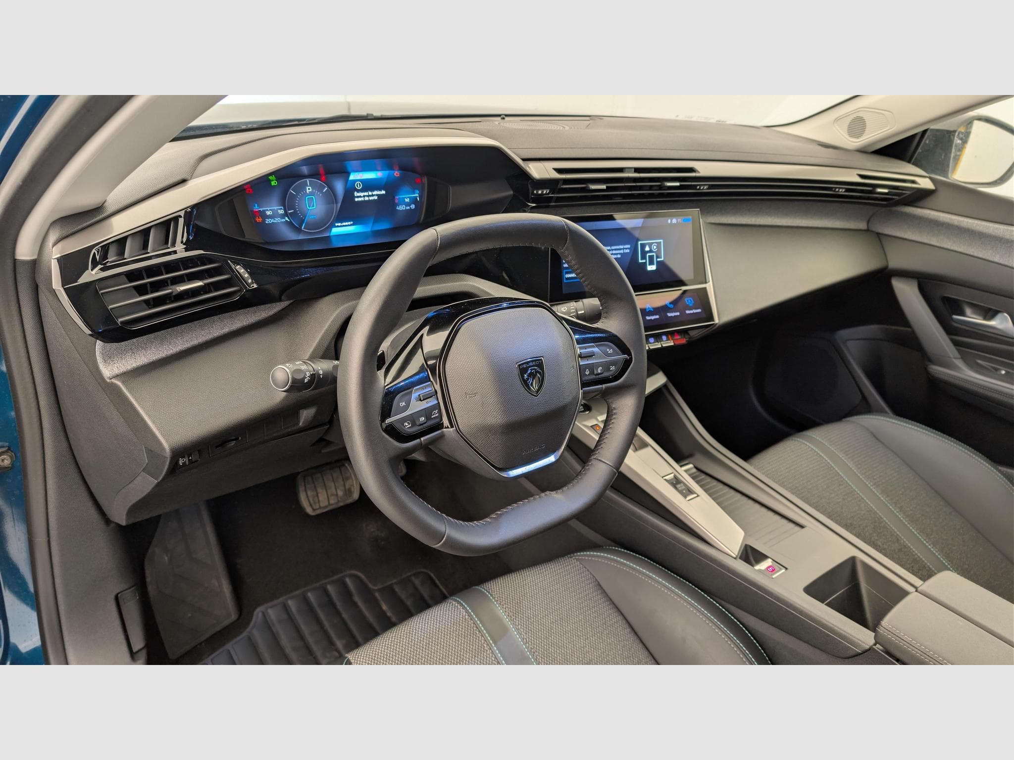 Peugeot 408 Hybrid 136 e-DCS6 Allure (2025) - Photo 15