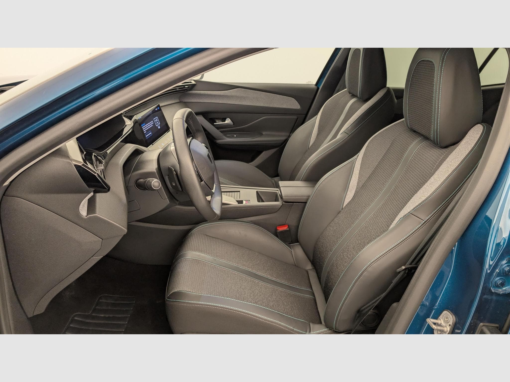 Peugeot 408 Hybrid 136 e-DCS6 Allure (2025) - Photo 16