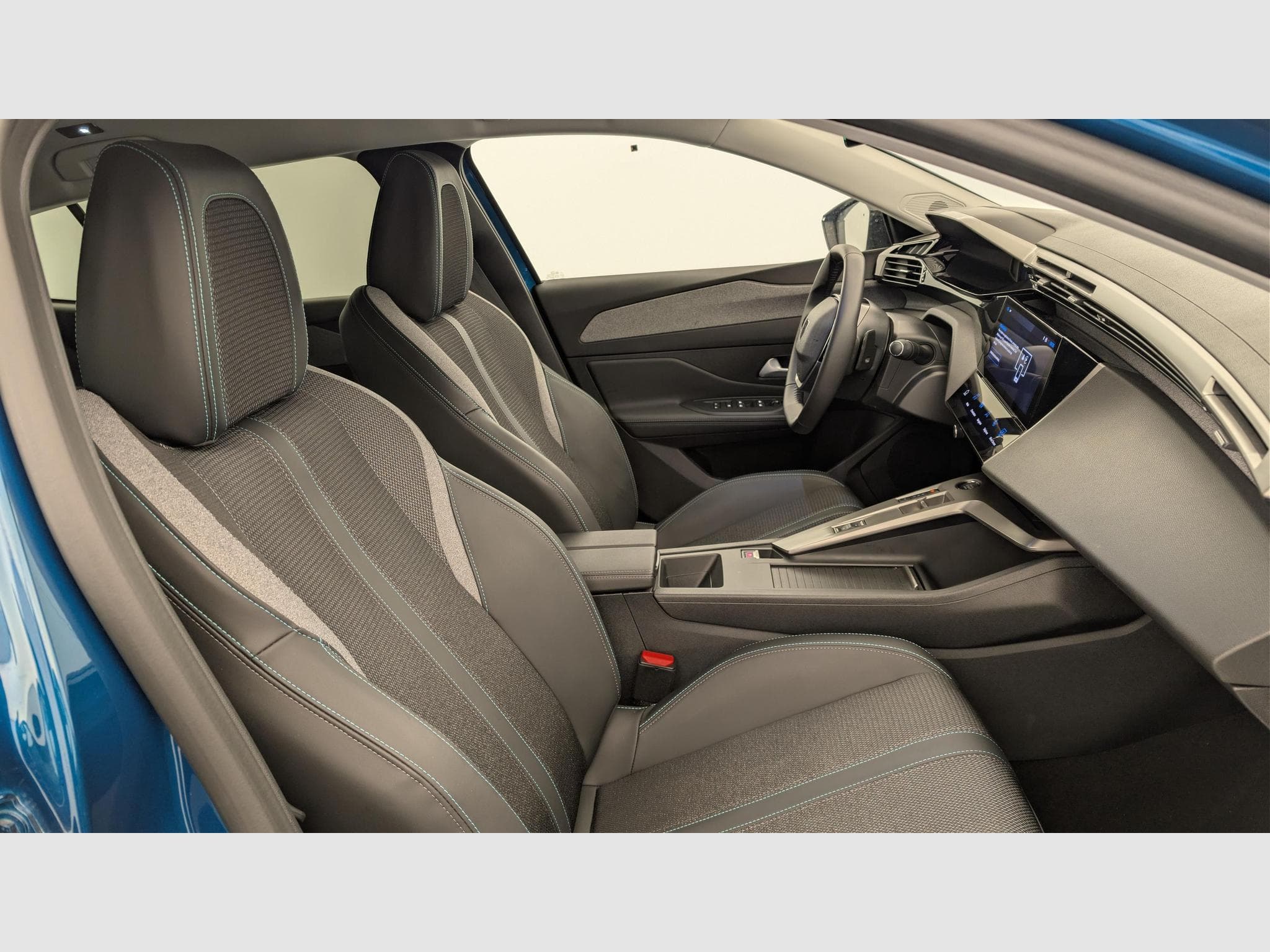 Peugeot 408 Hybrid 136 e-DCS6 Allure (2025) - Photo 9