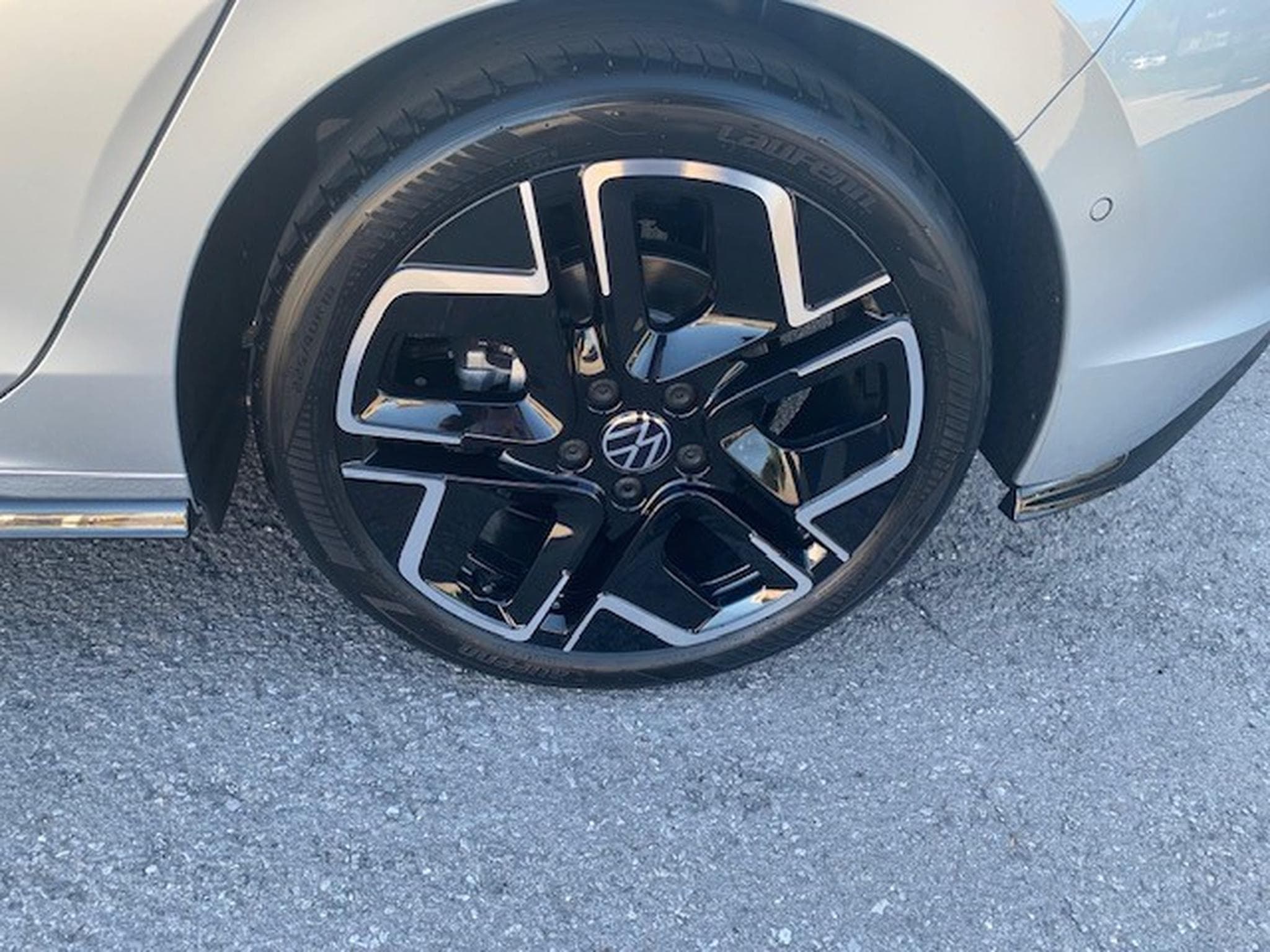 VW Golf R-LINE BLACK STYLE 1.5eTSI 150CV DSG7 (2026) - Foto 4