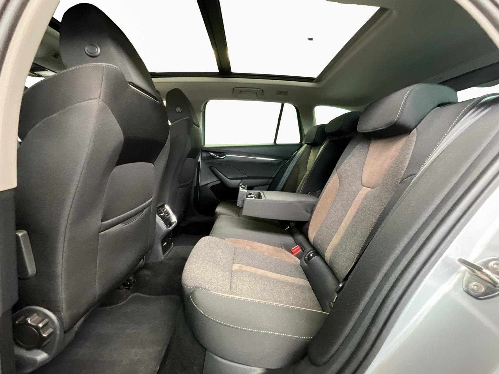 Skoda Octavia Scout+4X4+DSG+Pano+AHK (2022) - Photo 16