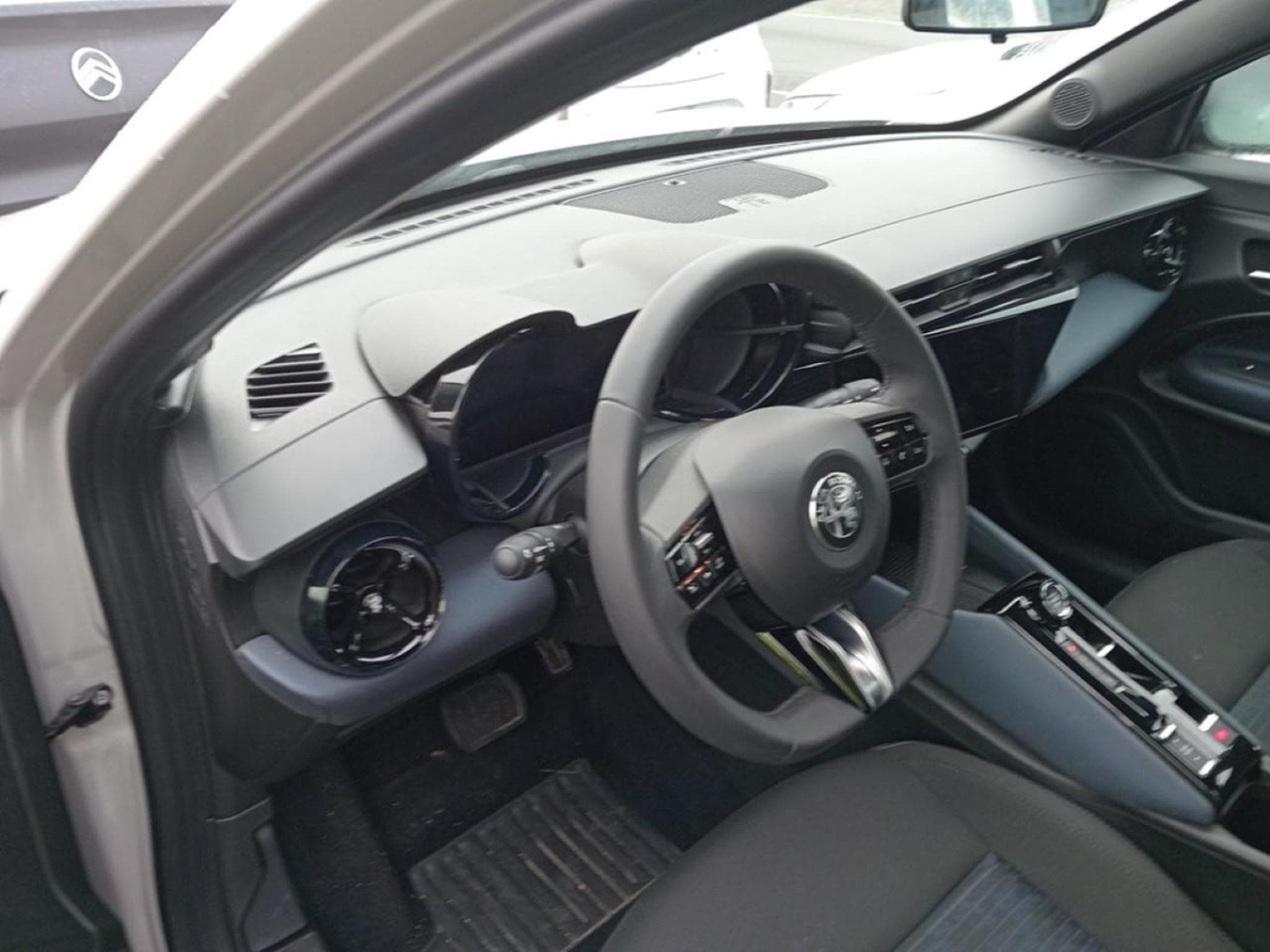 Alfa-Romeo Junior 54 kWh *1 phase charging (2025) - Foto 6