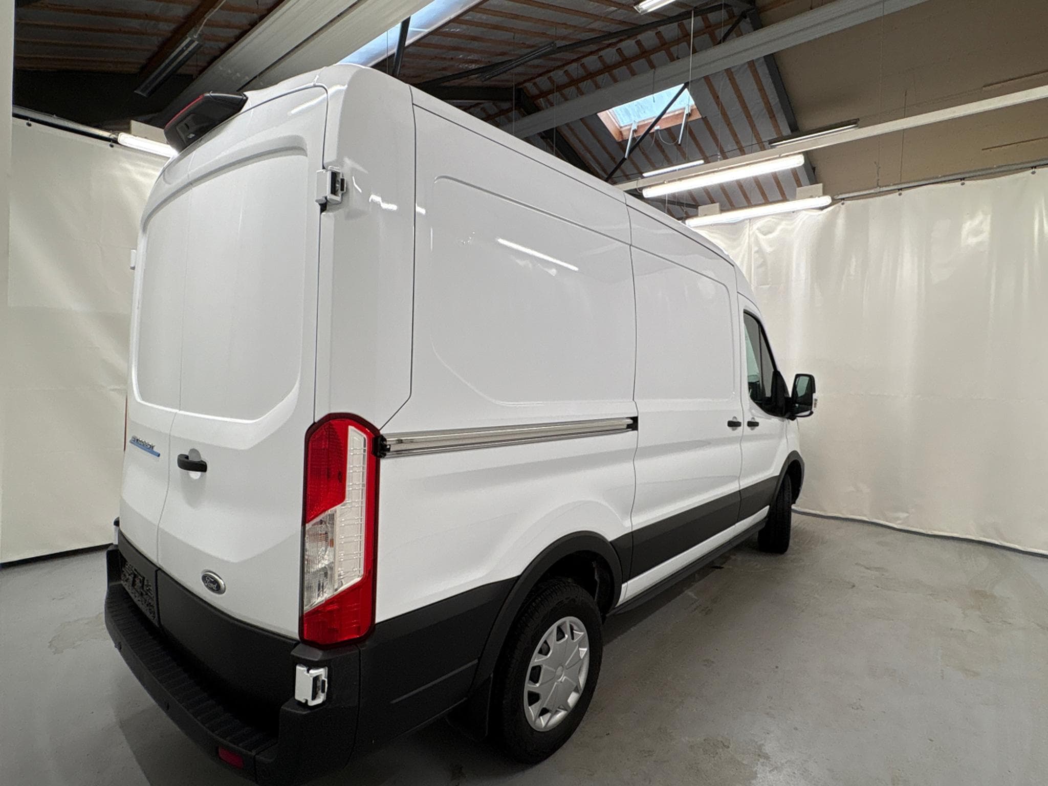 Ford E-Transit Trend (L2H2) (2024) - Foto 3