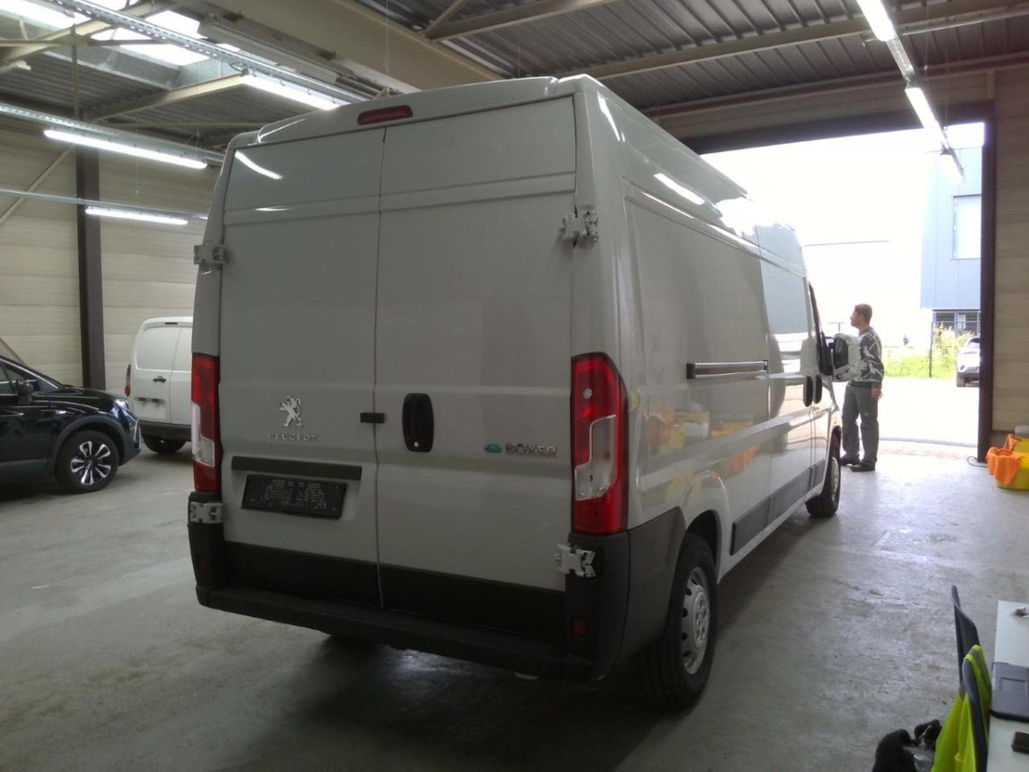 Peugeot Boxer L3H2 75 kWh (2025) - Foto 3