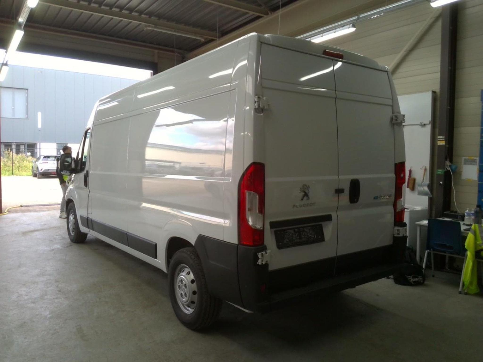 Peugeot Boxer L3H2 75 kWh (2025) - Foto 4