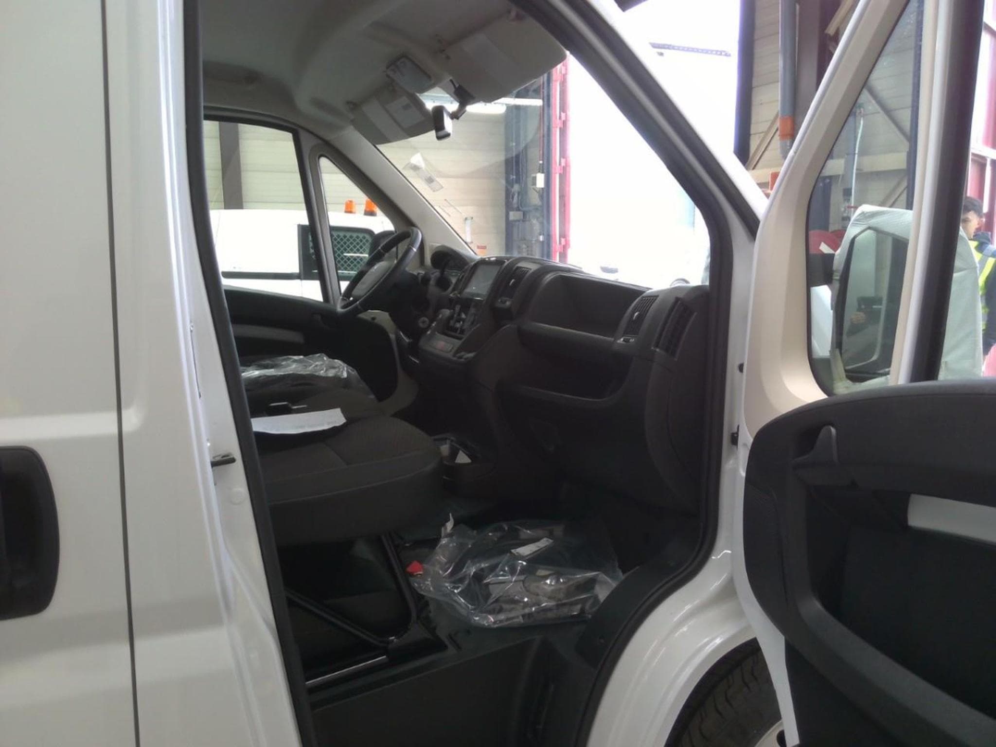 Peugeot Boxer L3H2 75 kWh (2025) - Foto 6