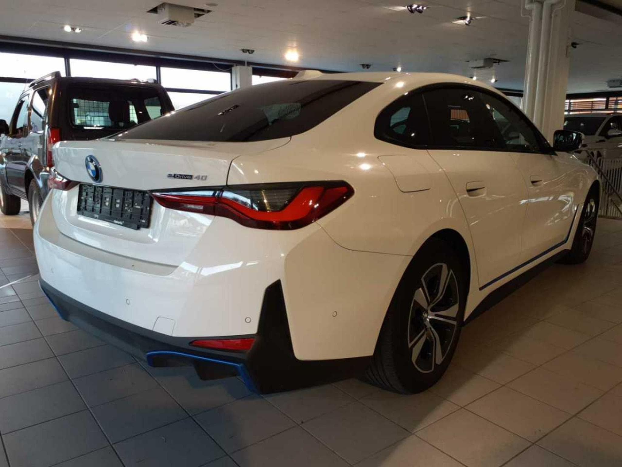 Bmw i4 eDrive40 (2023) - Photo 4