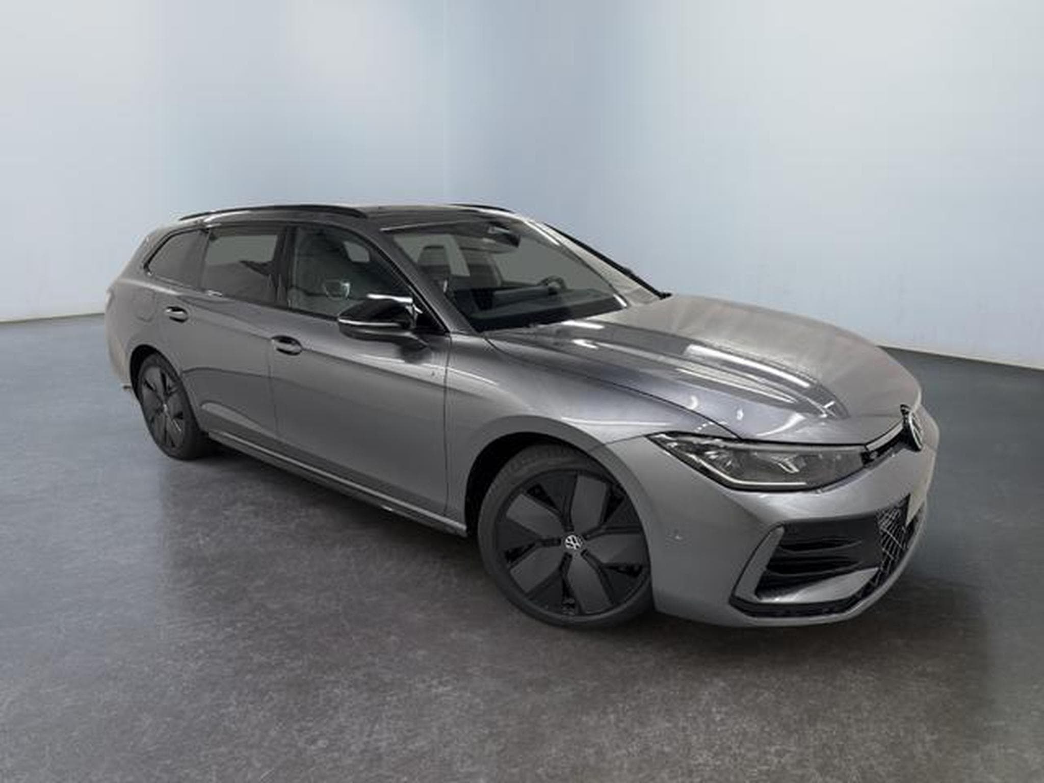VW Passat R-Line (2025) - Photo 1