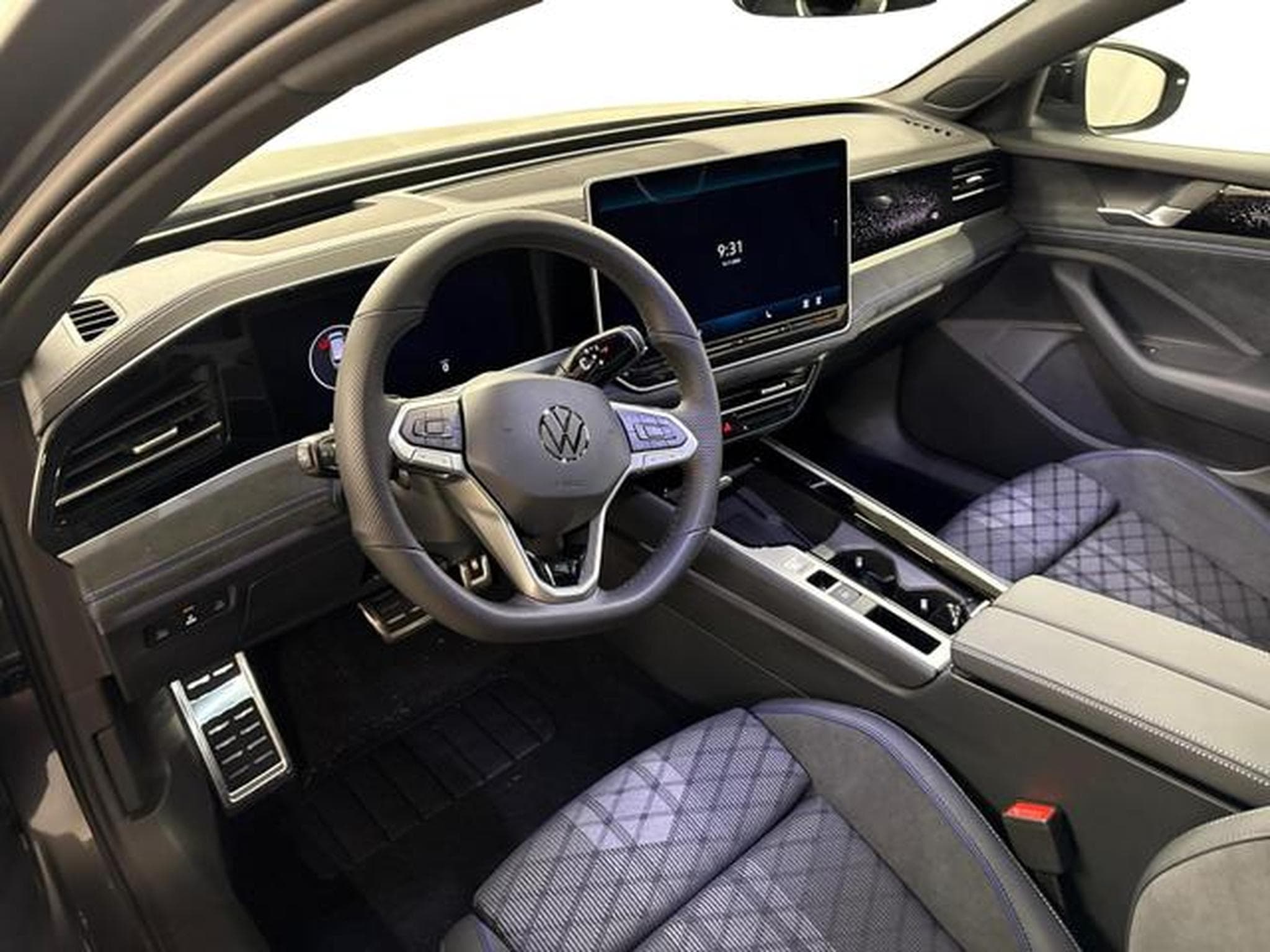 VW Passat R-Line (2025) - Photo 12