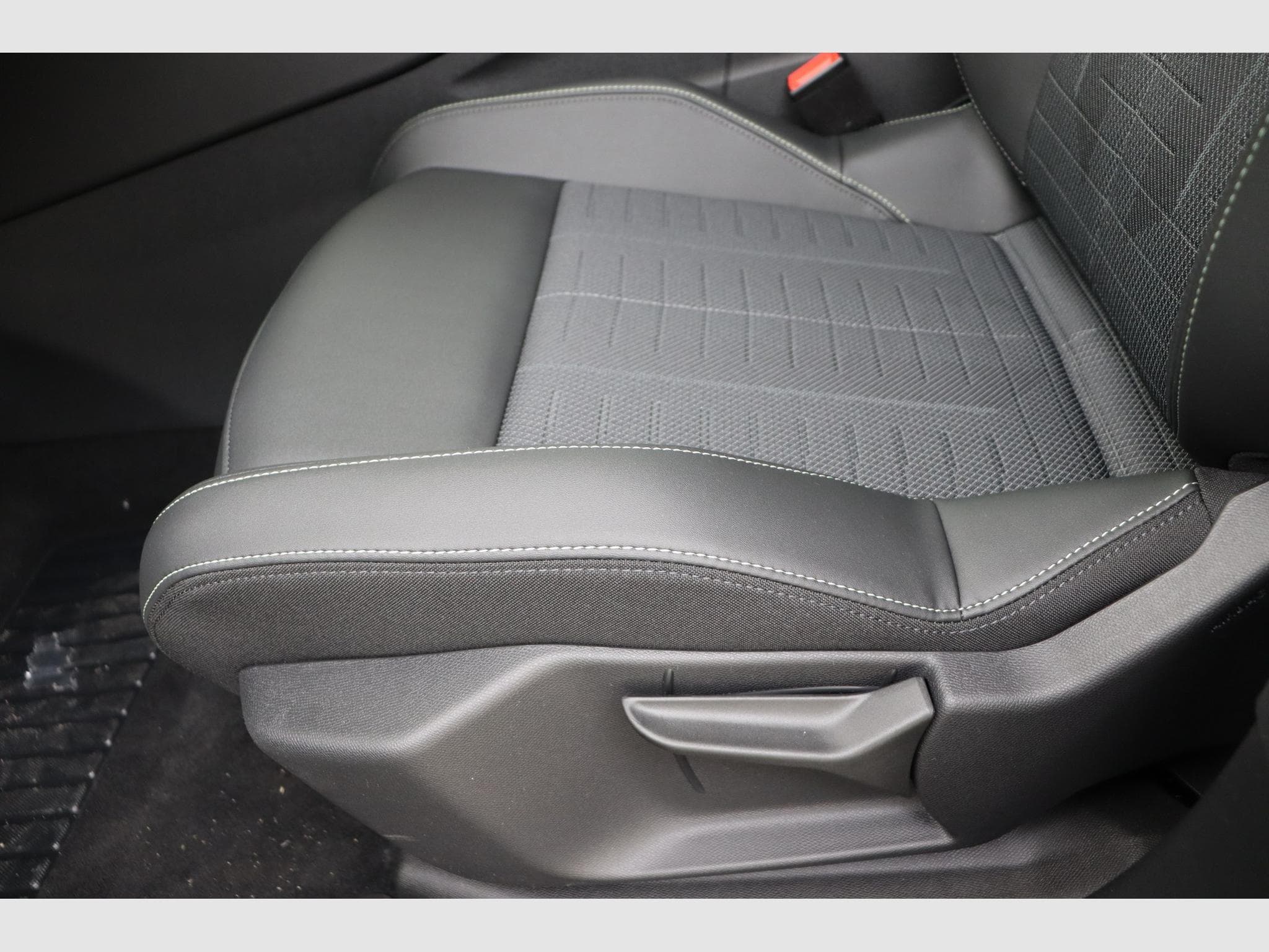 Peugeot E-3008 GT (2026) - Photo 14