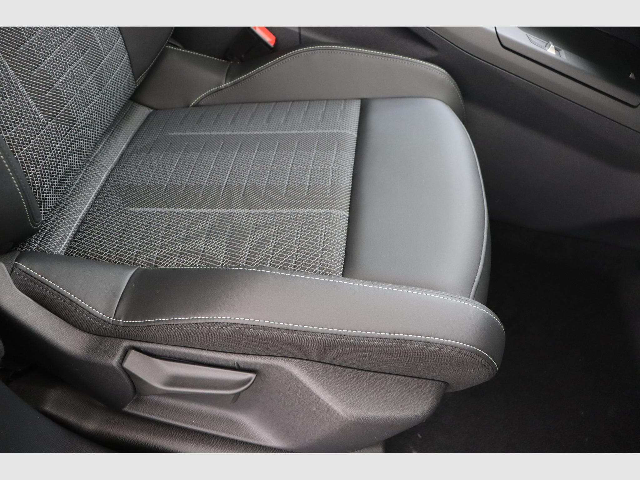 Peugeot E-3008 GT (2026) - Photo 15