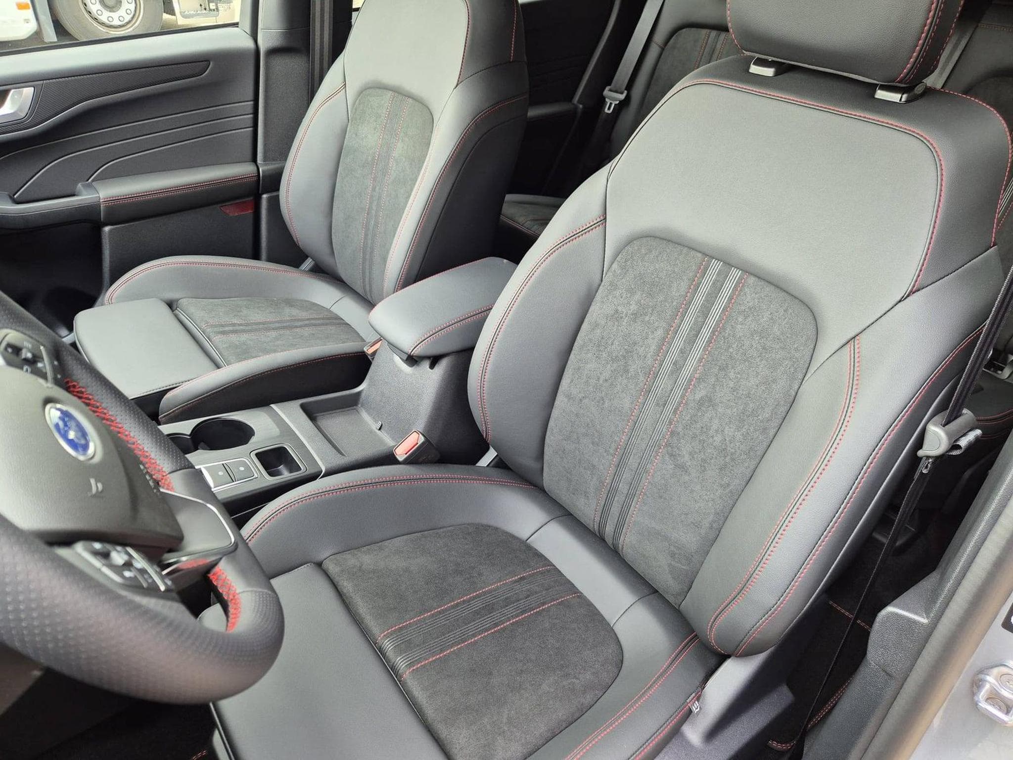 Ford Kuga ST-Line (2025) - Photo 17