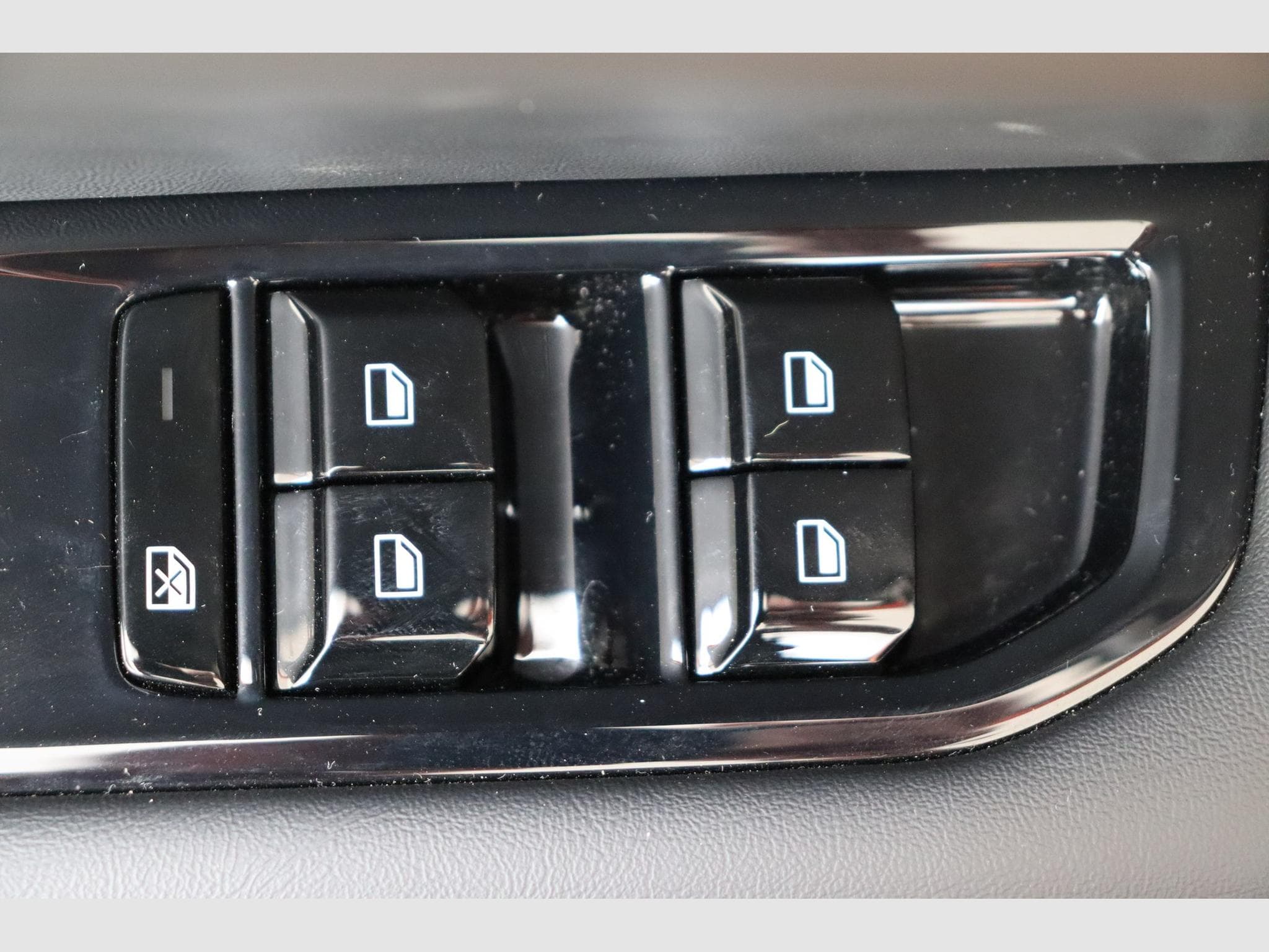 Mg MG4 Trophy Extended Range (2024) - Photo 17