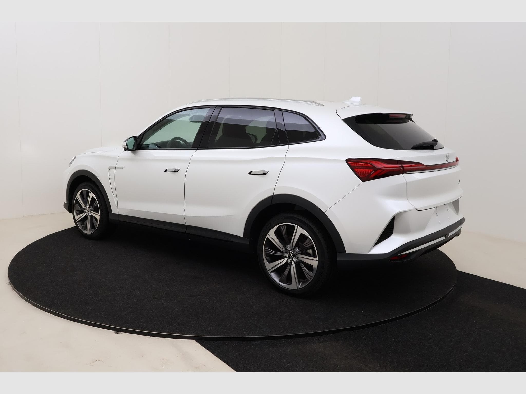 Mg Marvel R Luxury (2025) - Photo 8