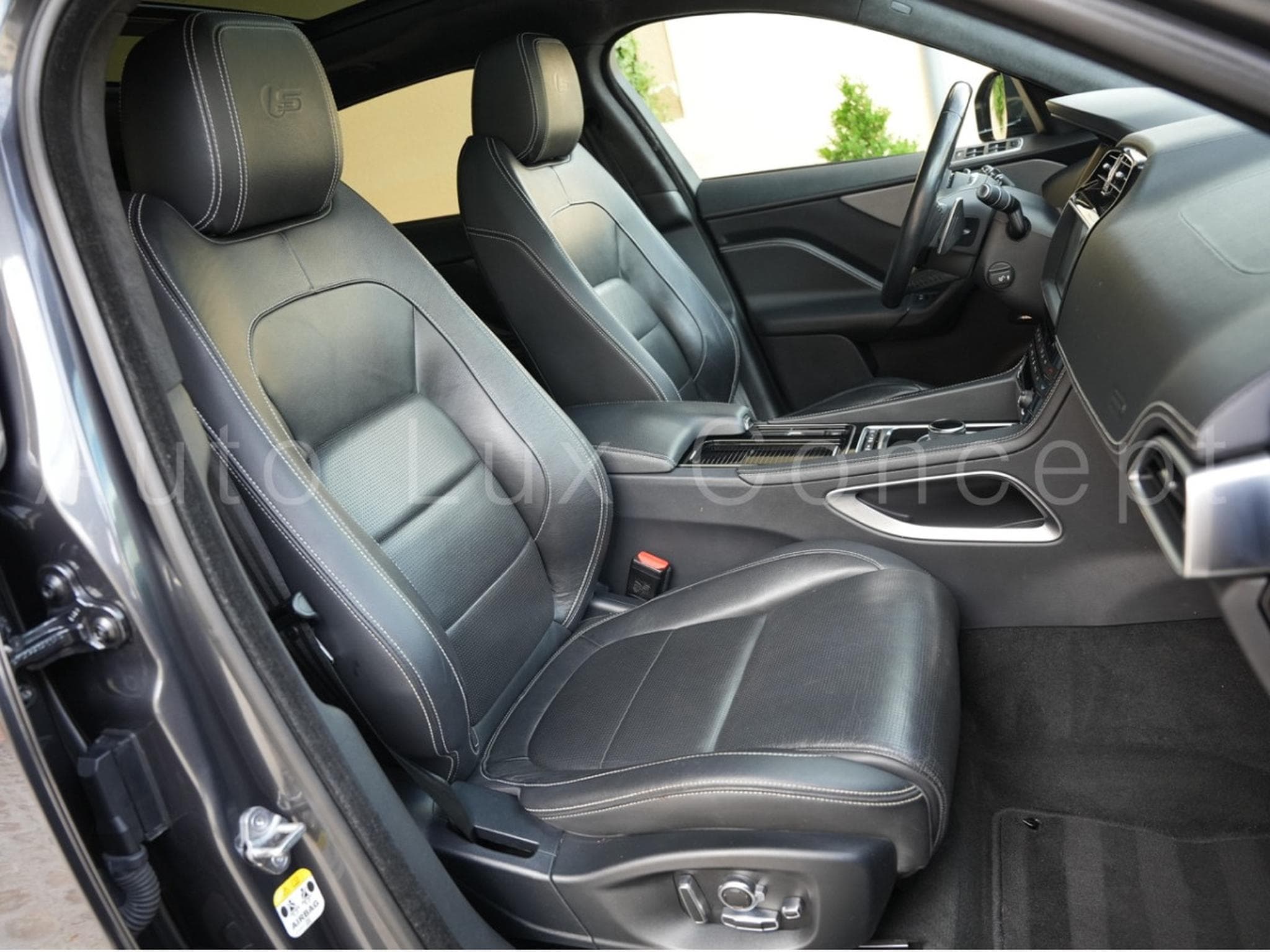 Jaguar F-Pace 30d S AWD (2018) - Photo 27