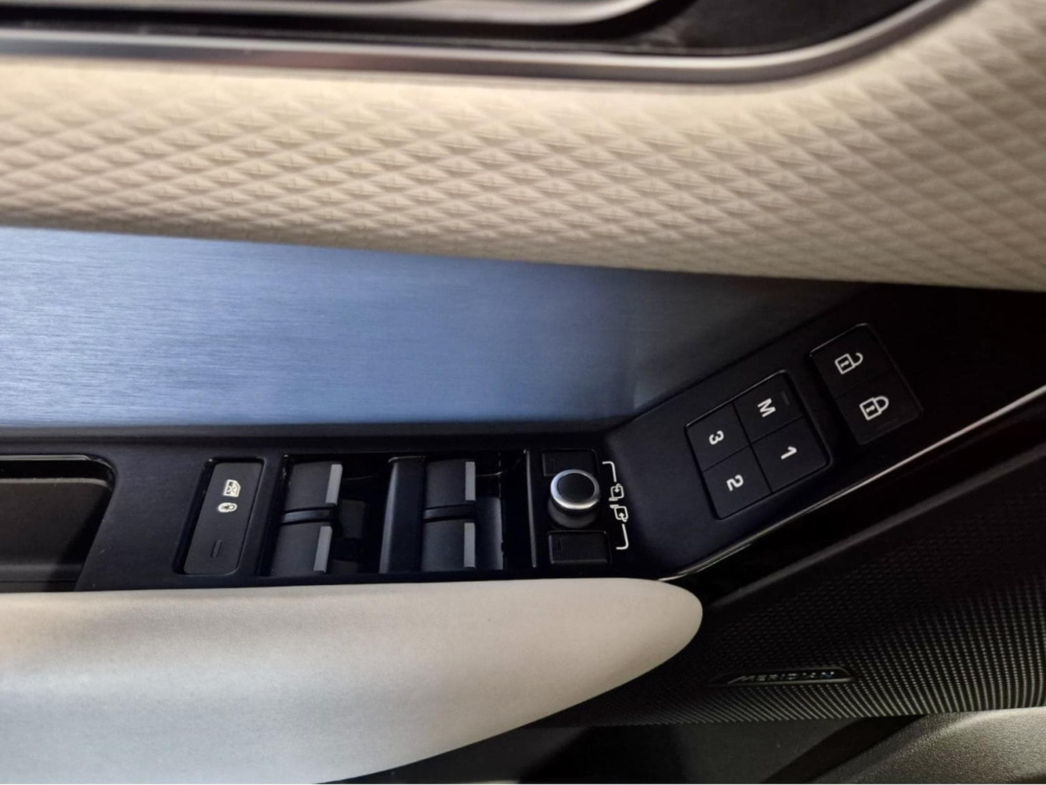 Land-Rover Range Rover Velar NEW MODEL P400 AWD R-DYNAMIC MERIDIAN PANO CUIR NAVI 1 HAND (2023) - Photo 12