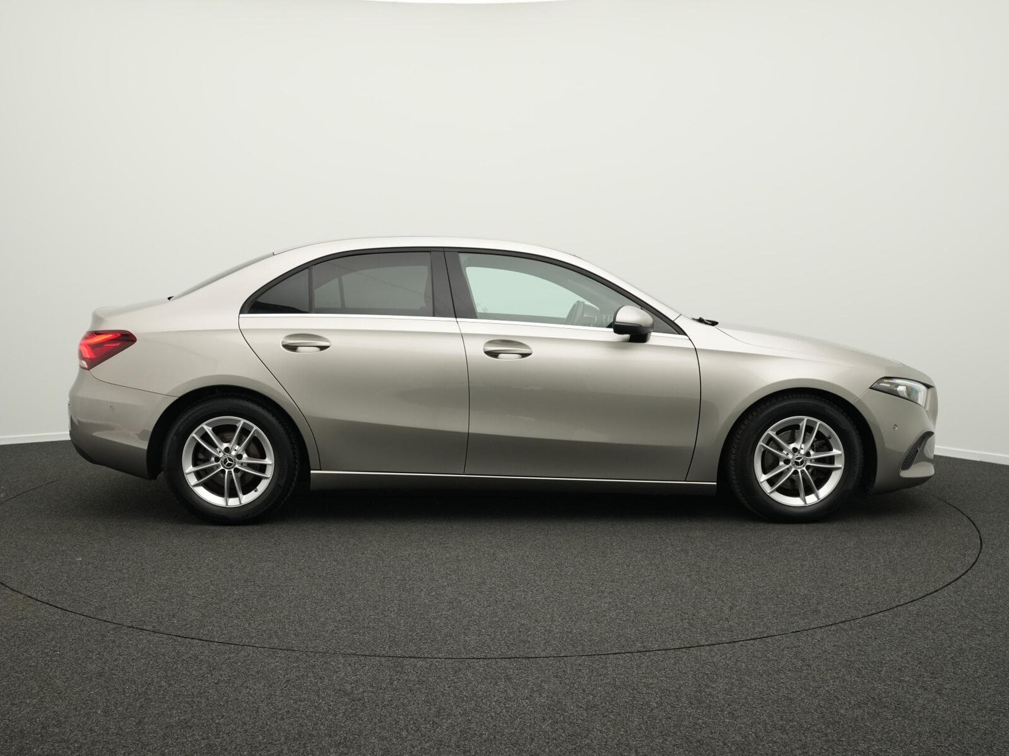 Mercedes A 180 d Limousine (2019) - Photo 5