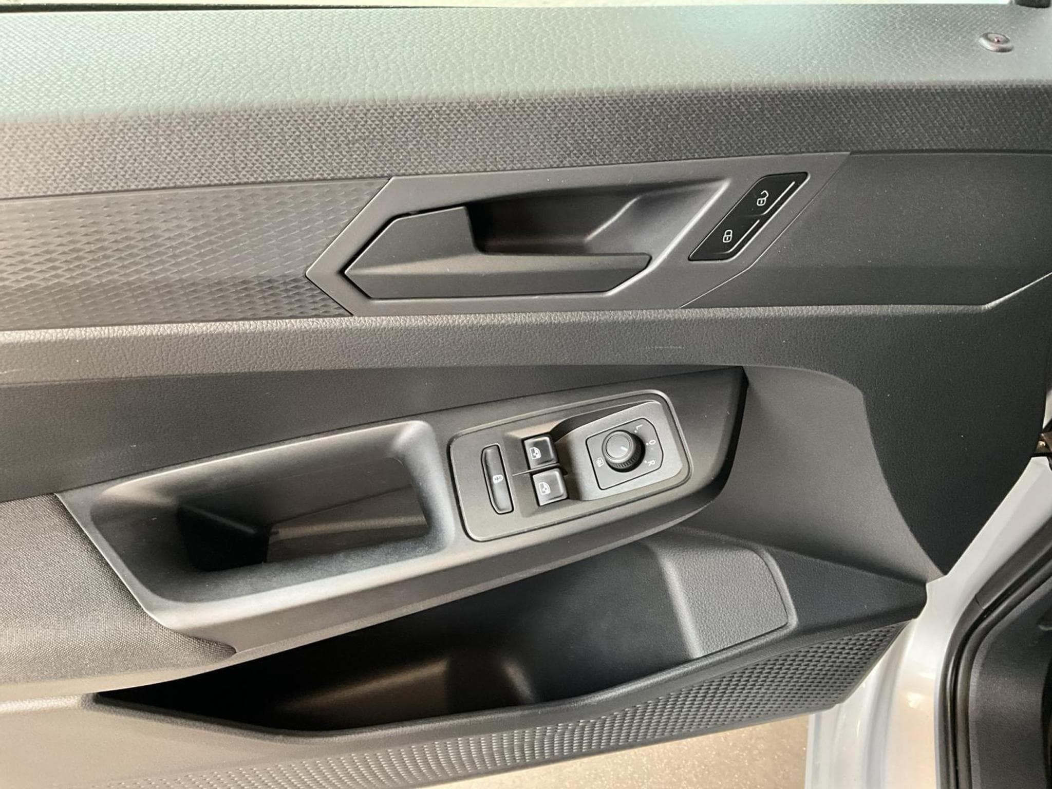 VW Caddy DSG+P.Cool&Sound+RearView+AHK (2023) - Photo 10