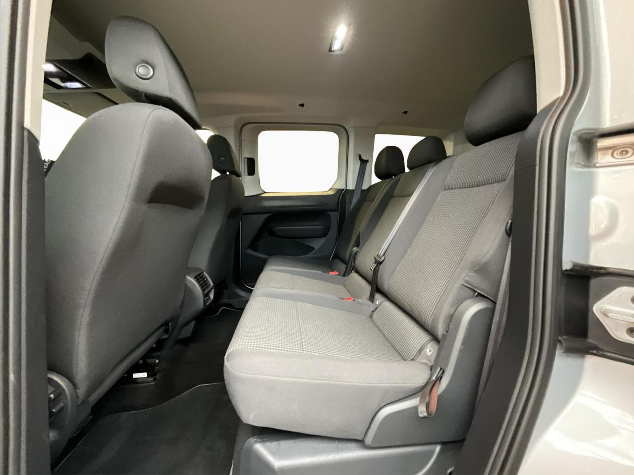 VW Caddy DSG+P.Cool&Sound+RearView+AHK (2023) - Photo 18
