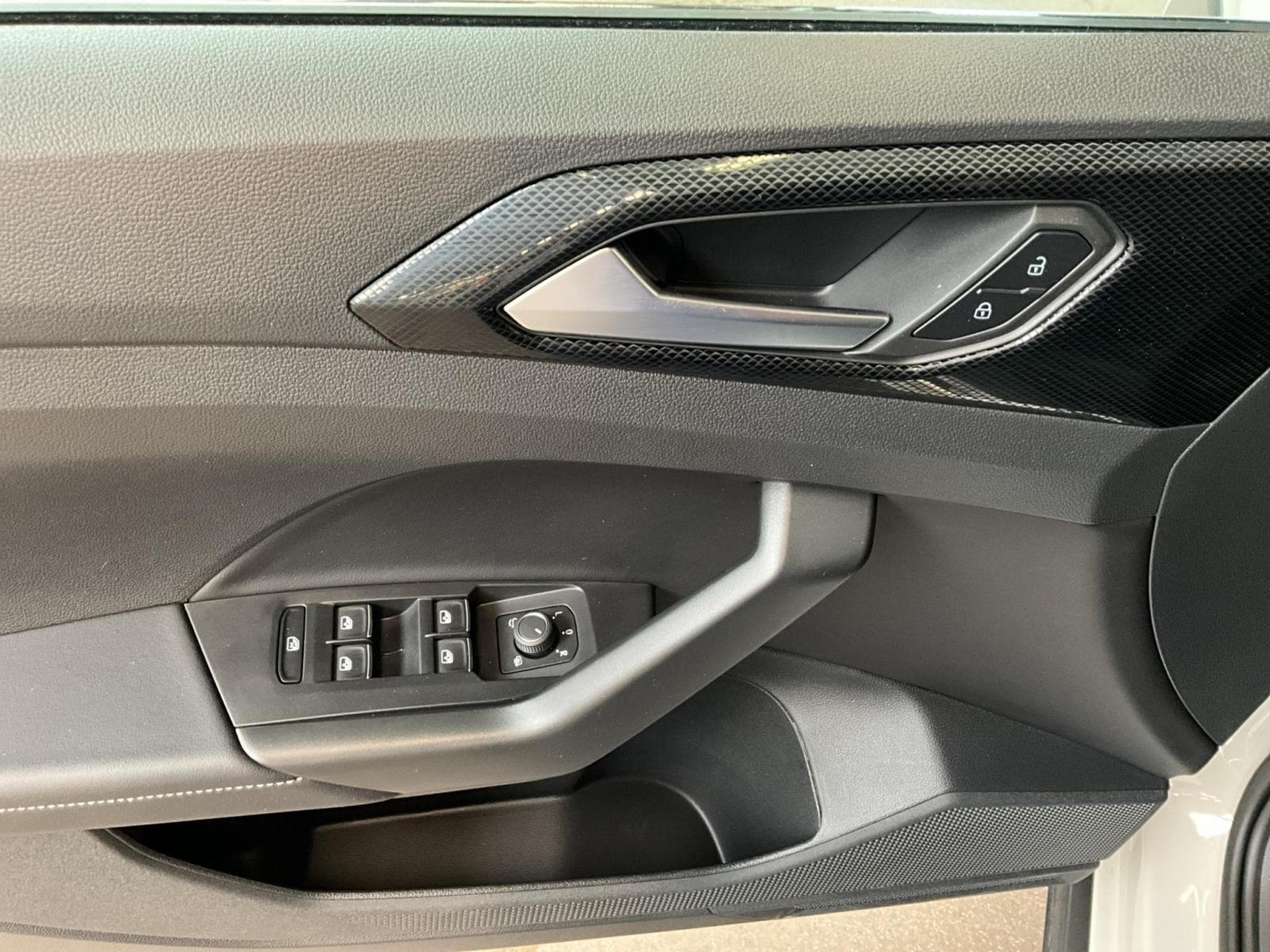 VW T-Cross R-Line+DSG+P.Ass.+RearView+IQ-Drive (2024) - Photo 10