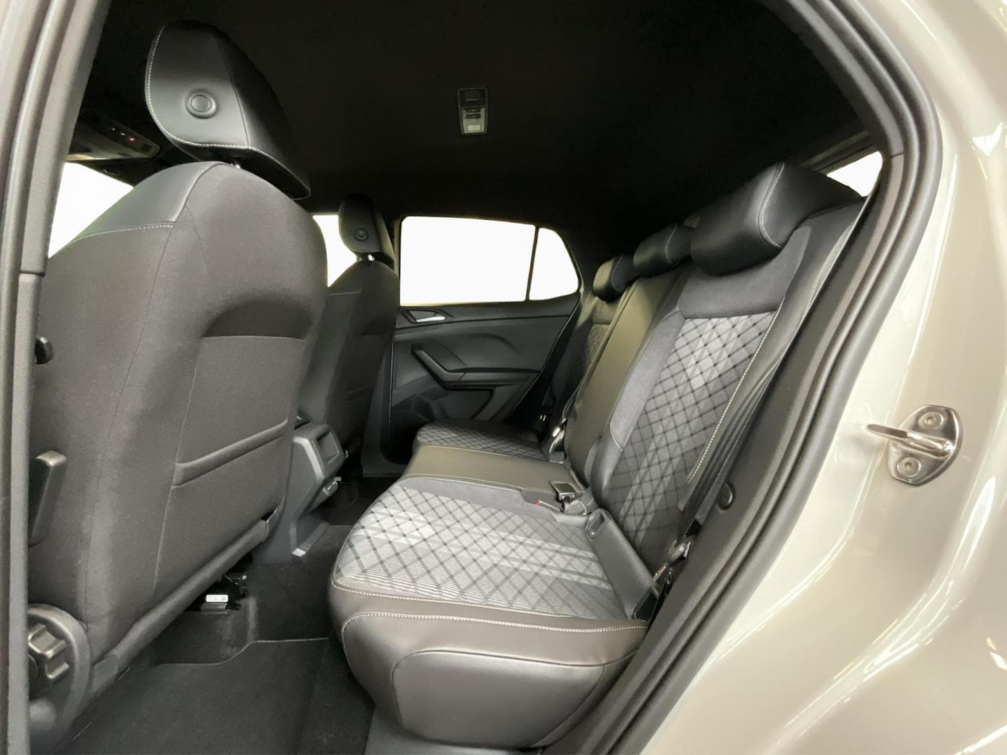 VW T-Cross R-Line+DSG+P.Ass.+RearView+IQ-Drive (2024) - Photo 18