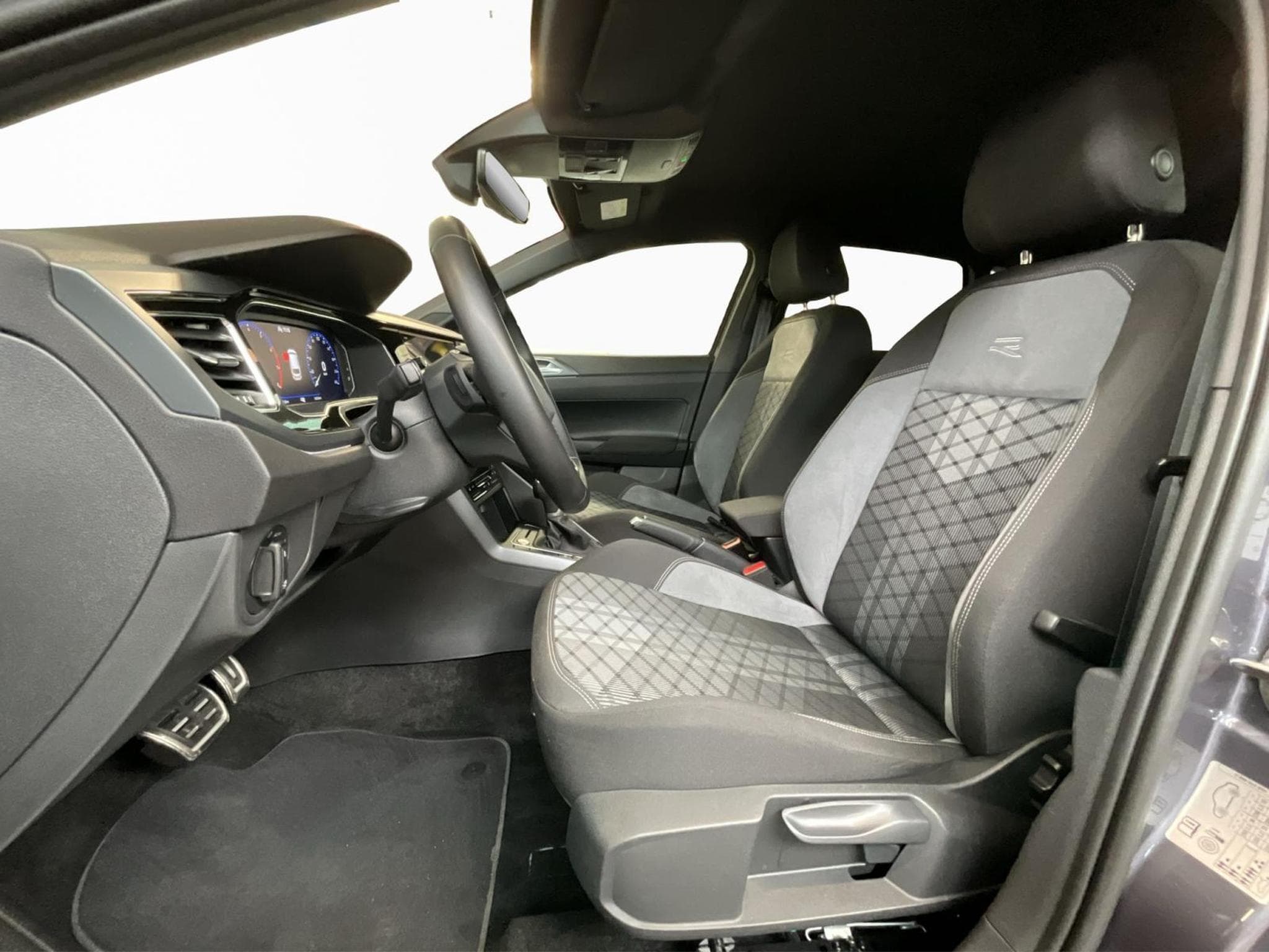 VW Polo R-Line+DSG+Park&Comfort+IQ-Light+RearView (2025) - Photo 11