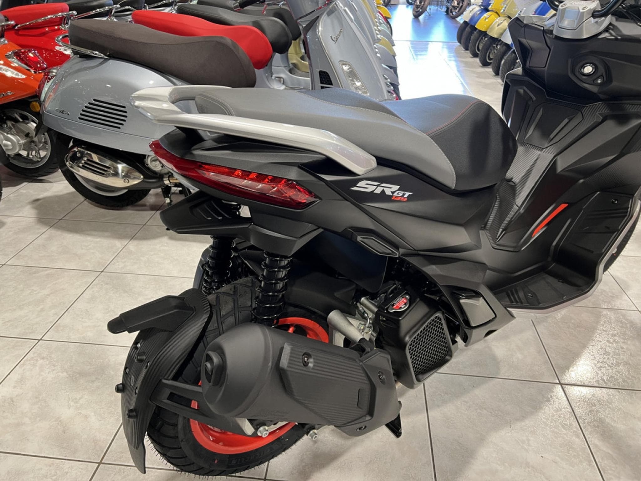 Aprilia SR GT SPORT GREY BLACK (2026) - Photo 3