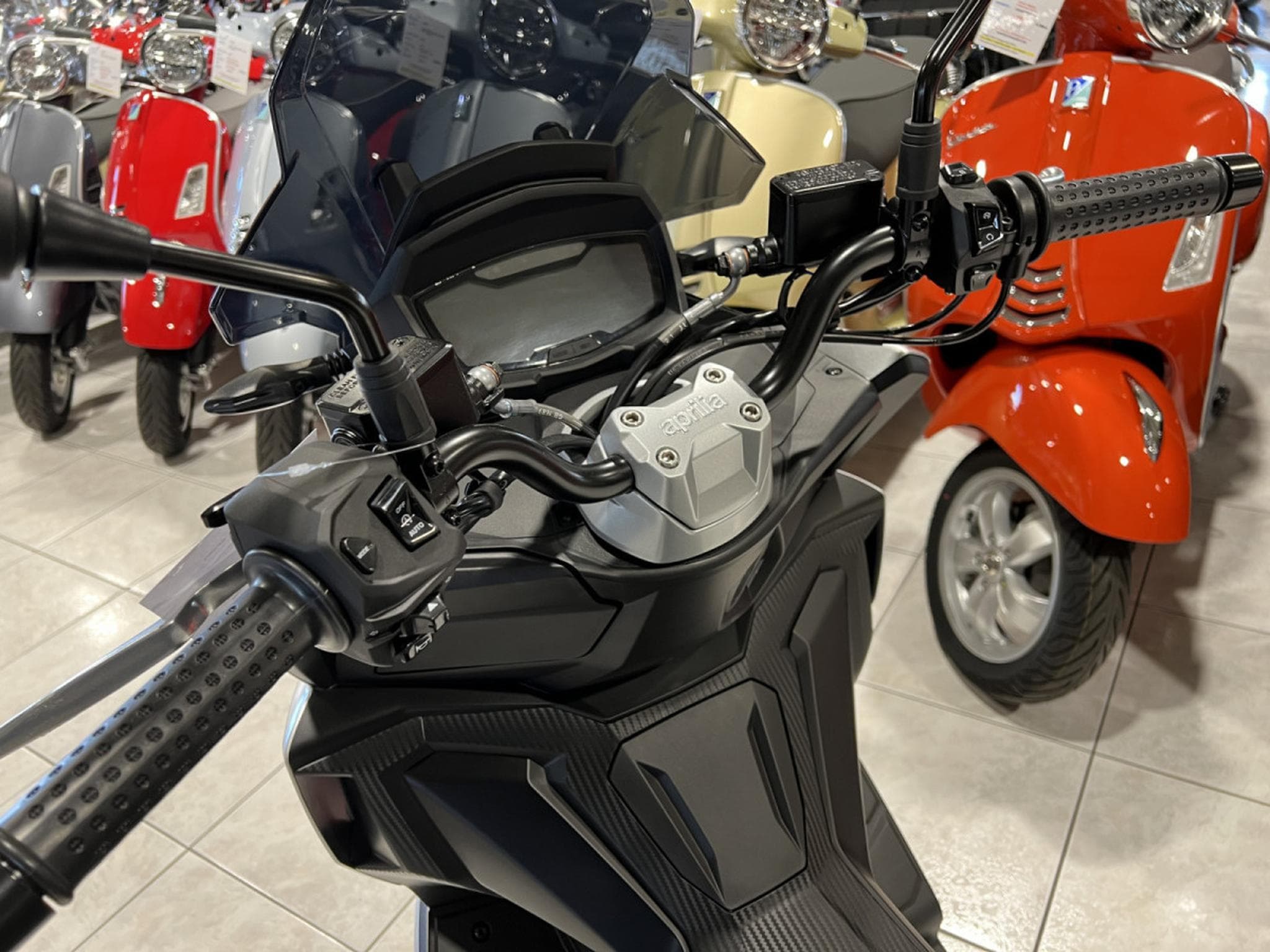 Aprilia SR GT SPORT GREY BLACK (2026) - Photo 5
