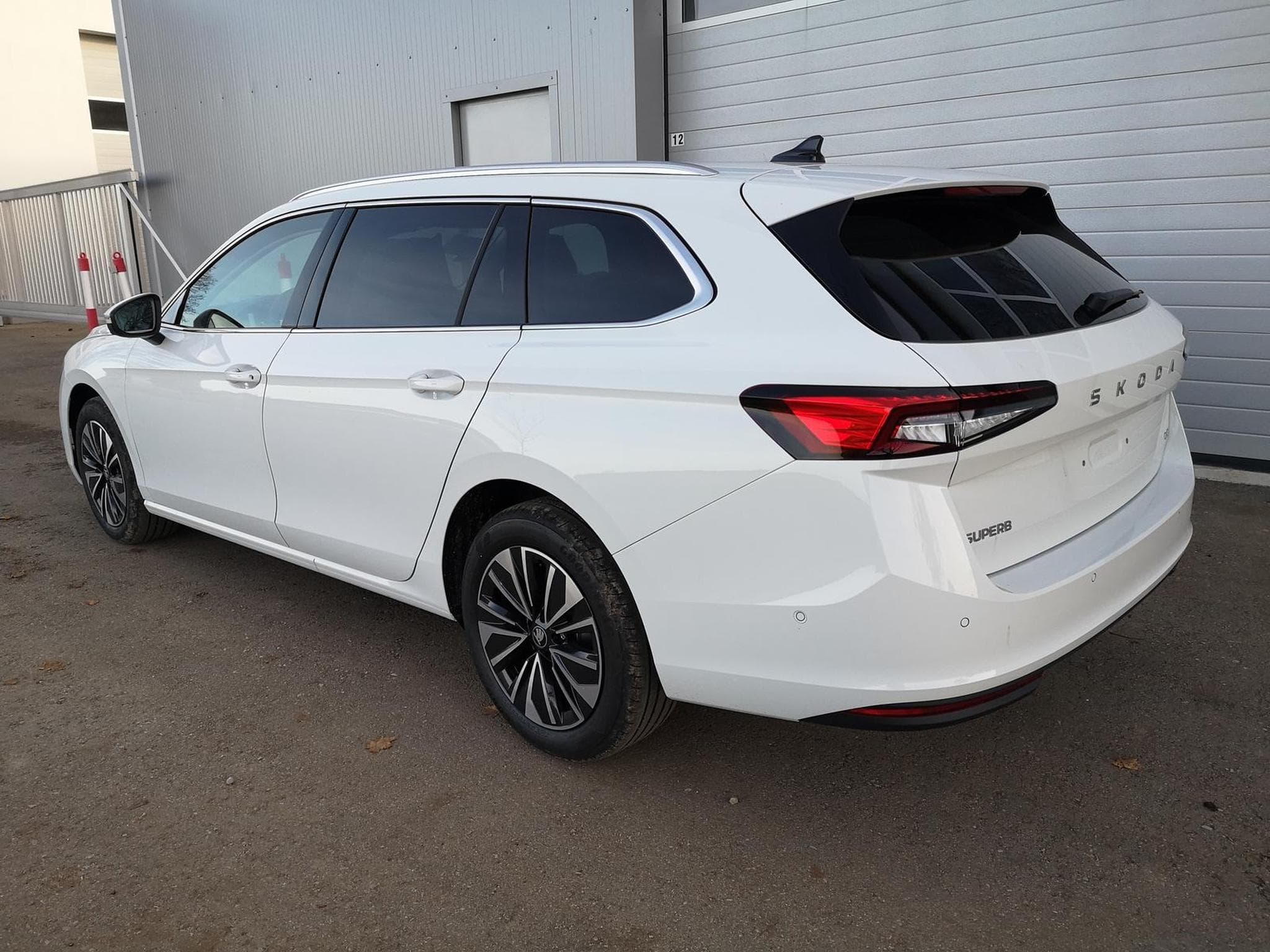 Skoda Superb 2.0 TDI 142kW 4x4 Selection (2025) - Photo 2