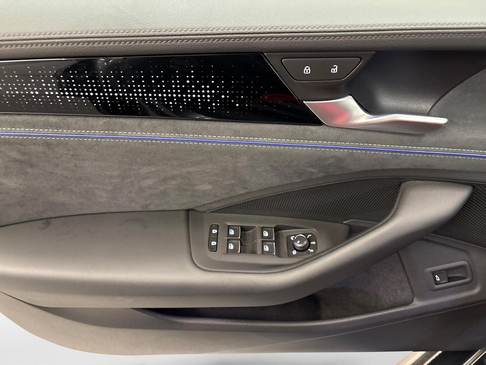 VW Passat Variant R-Line (2026) - Photo 17
