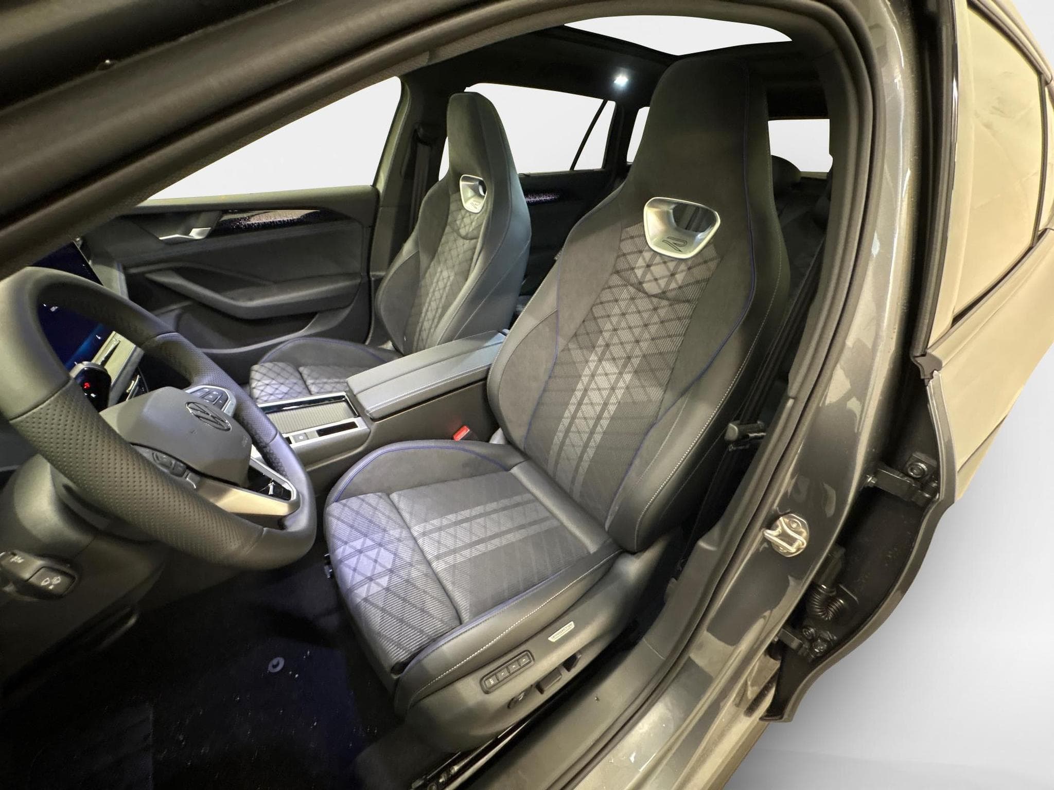 VW Passat Variant R-Line (2026) - Photo 18