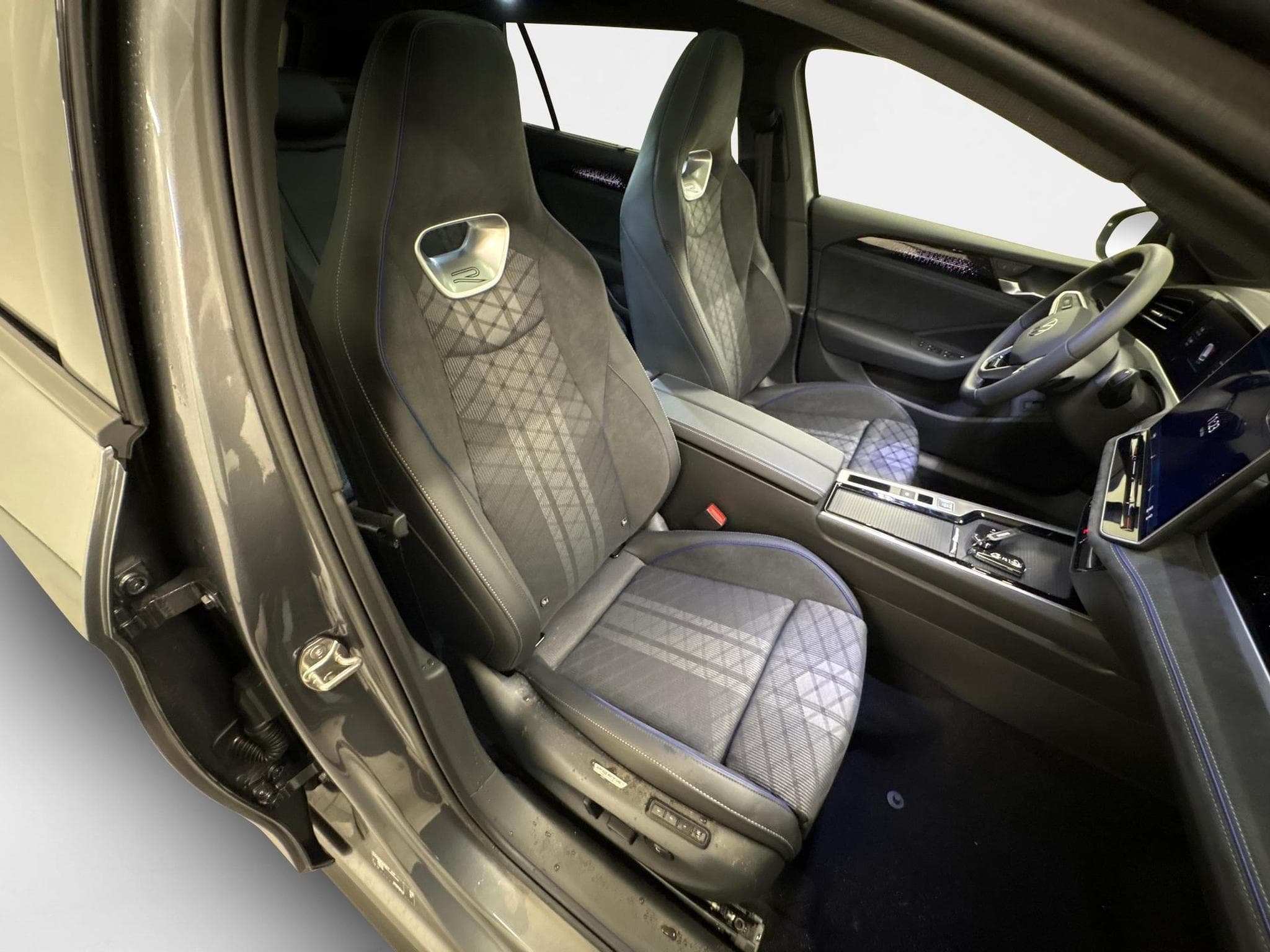 VW Passat Variant R-Line (2026) - Photo 19
