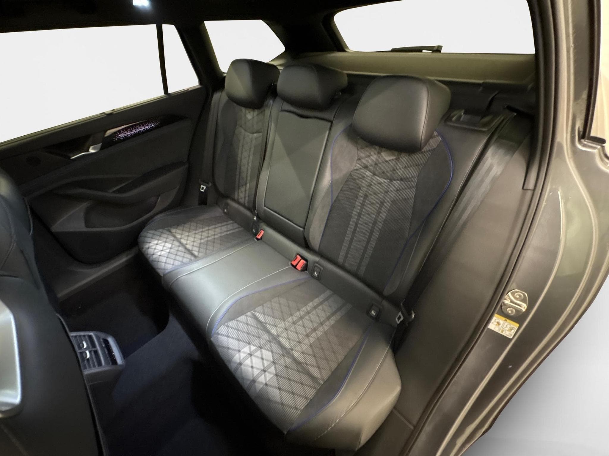 VW Passat Variant R-Line (2026) - Photo 20