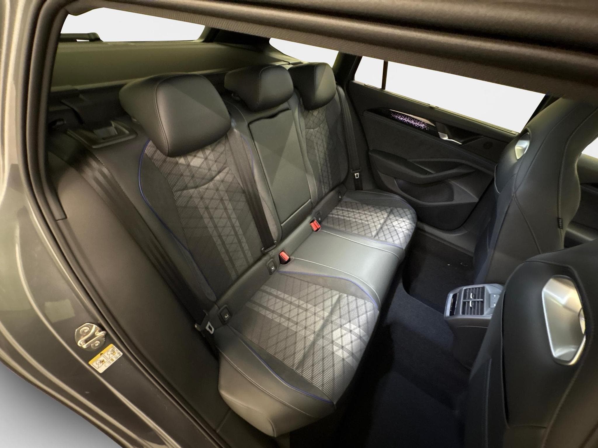 VW Passat Variant R-Line (2026) - Photo 21