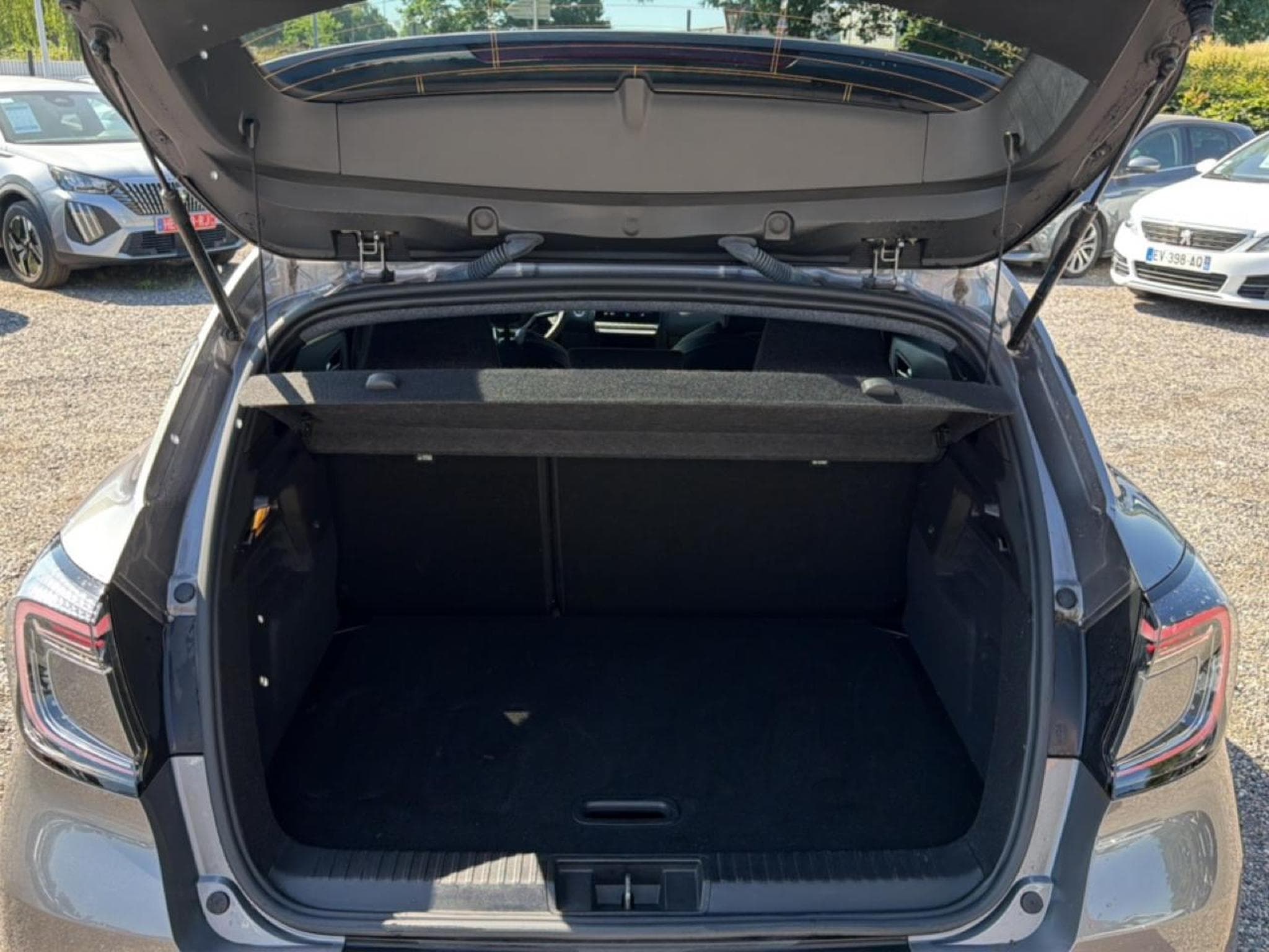 Renault CAPTUR II 1.6 E-TECH FULL HYBRID 145 TECHNO (2025) - Photo 15