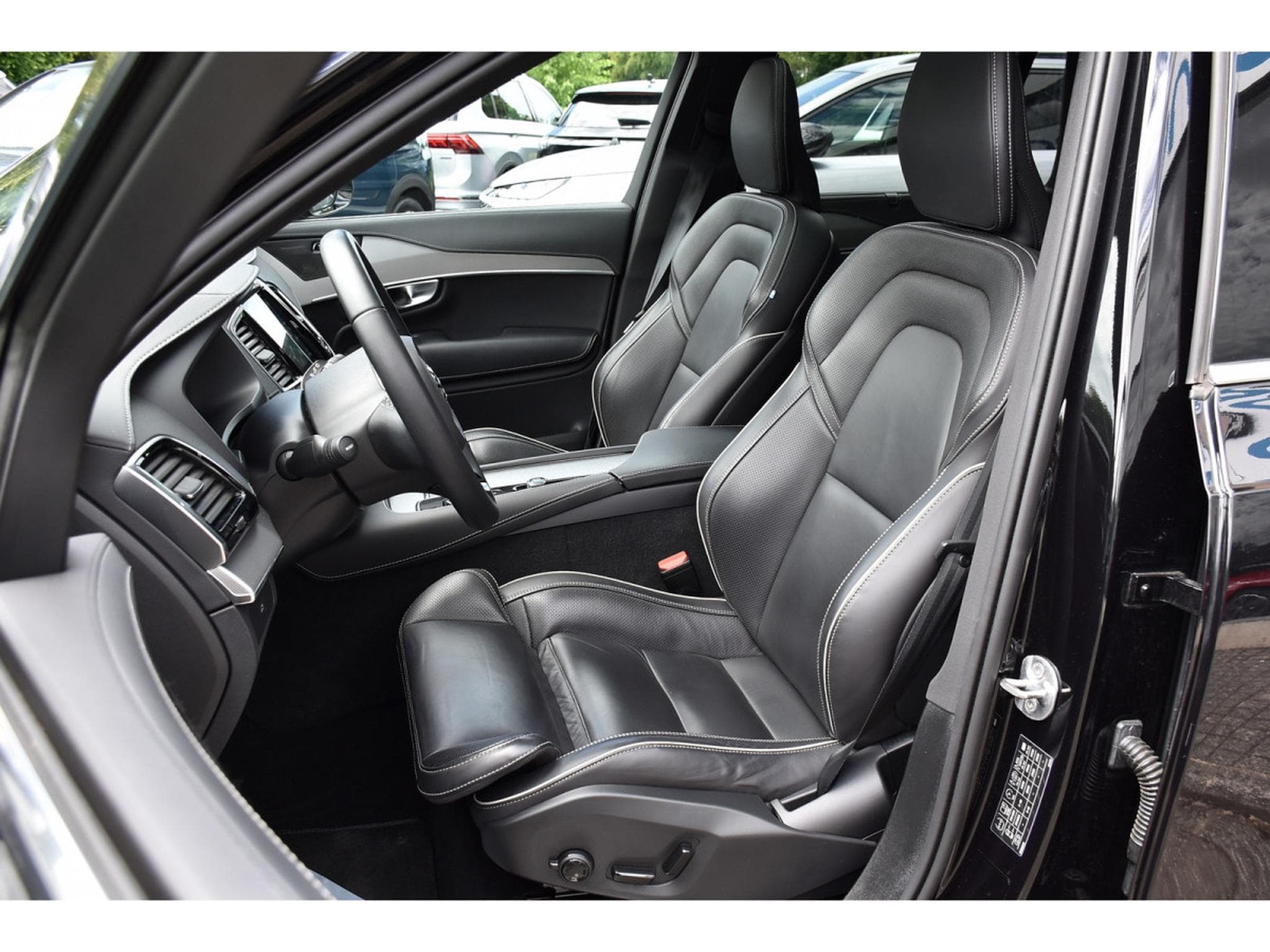Volvo XC90 2.0 B5 4WD Plus Dark 7Pl. Gear. PANO MEMO HARMAN ATT RMQ 1°M (2023) - Photo 6