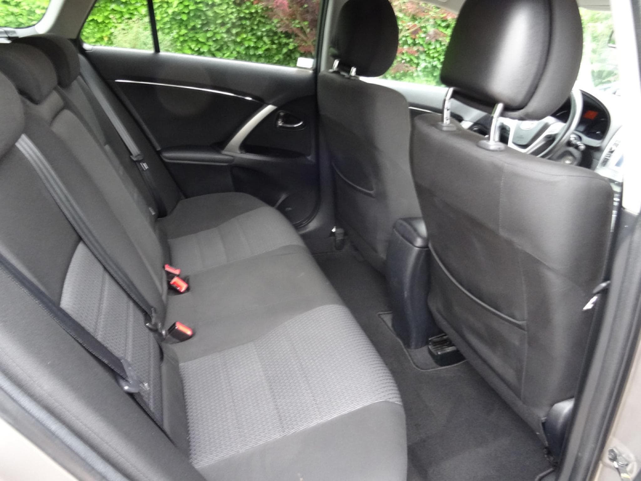 Toyota Avensis 1.8 AUTOMATIQUE (2014) - Photo 10
