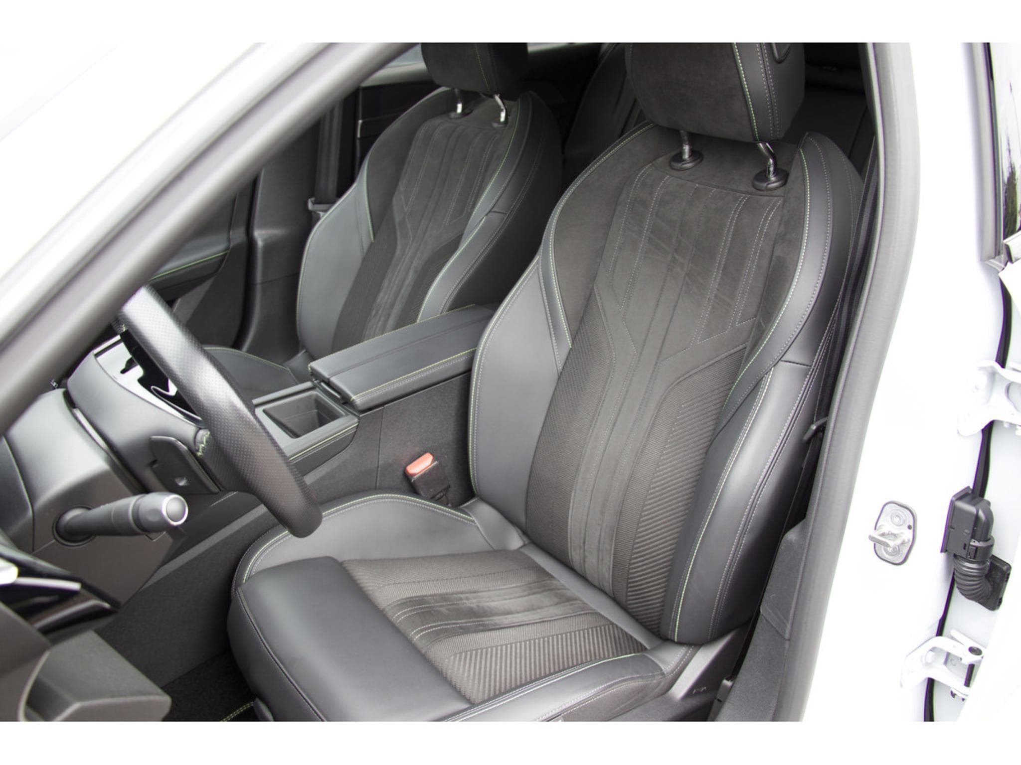 Peugeot 308 BlueHDi 130 EAT8 GT ACC 360° attelage - sièges massage (2024) - Photo 6