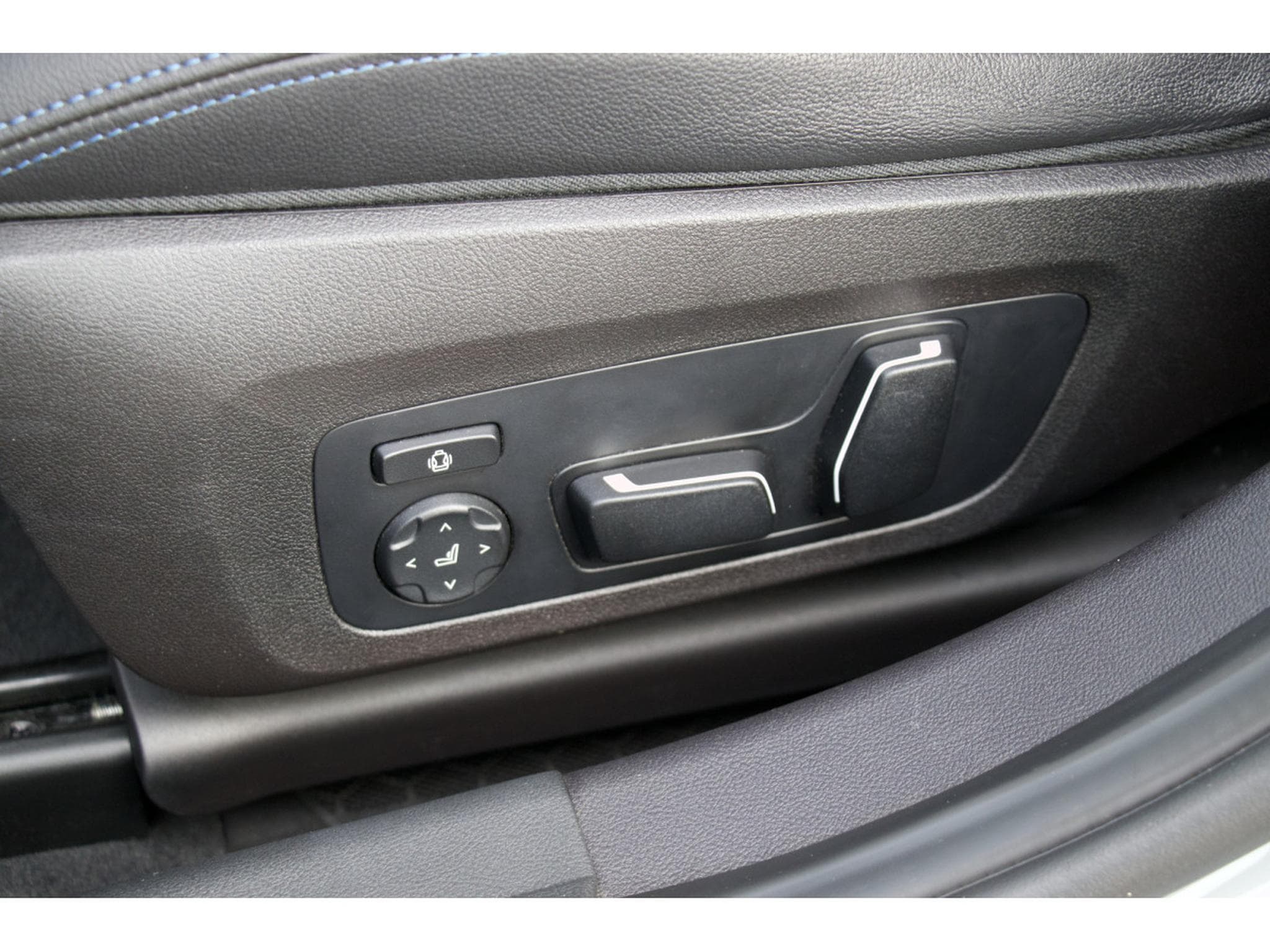BMW 330 330e Aut. Pack M 19" HuD pack Innovation Driving Assistant (2024) - Photo 13