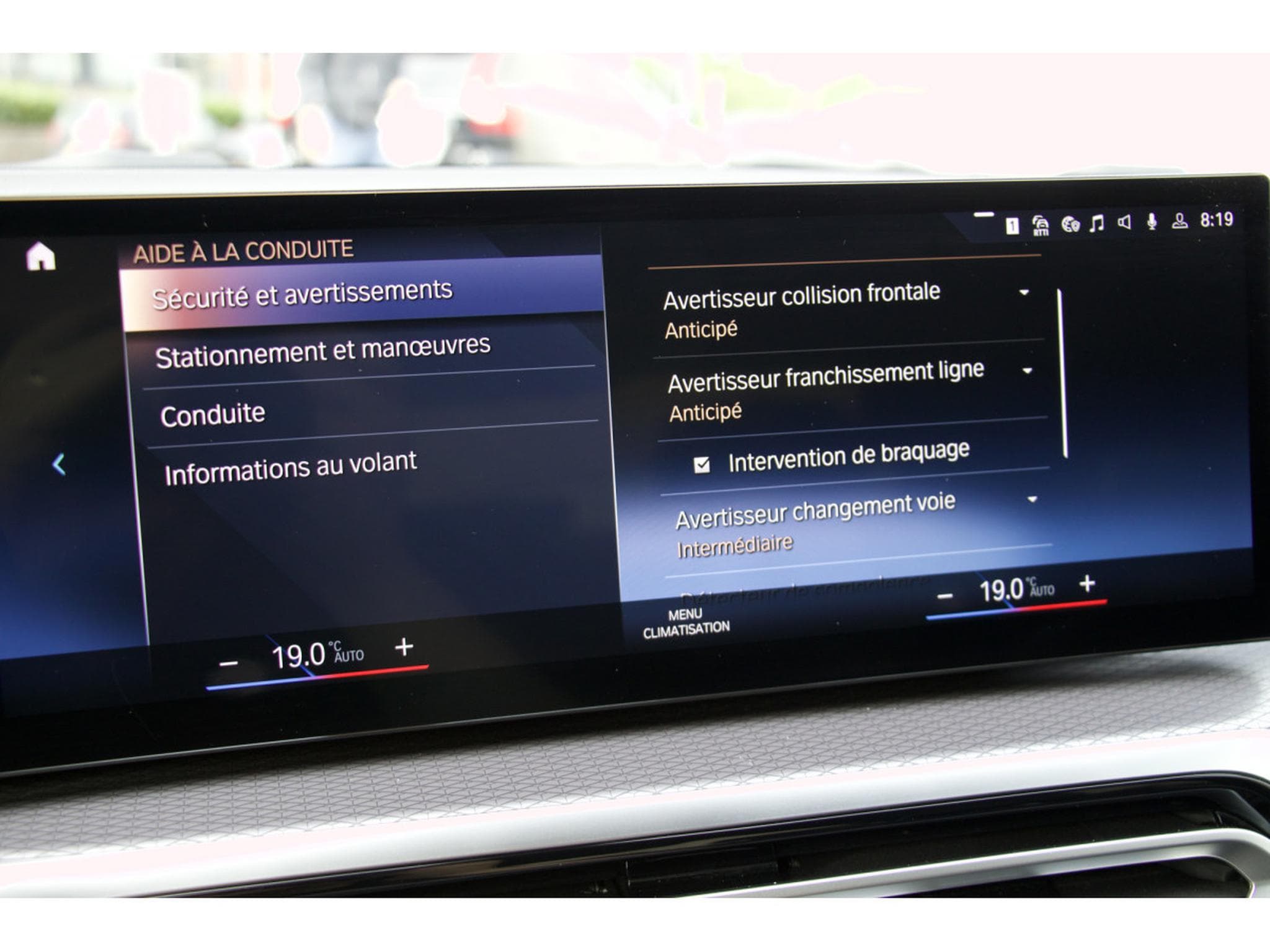 BMW 330 330e Aut. Pack M 19" HuD pack Innovation Driving Assistant (2024) - Photo 15