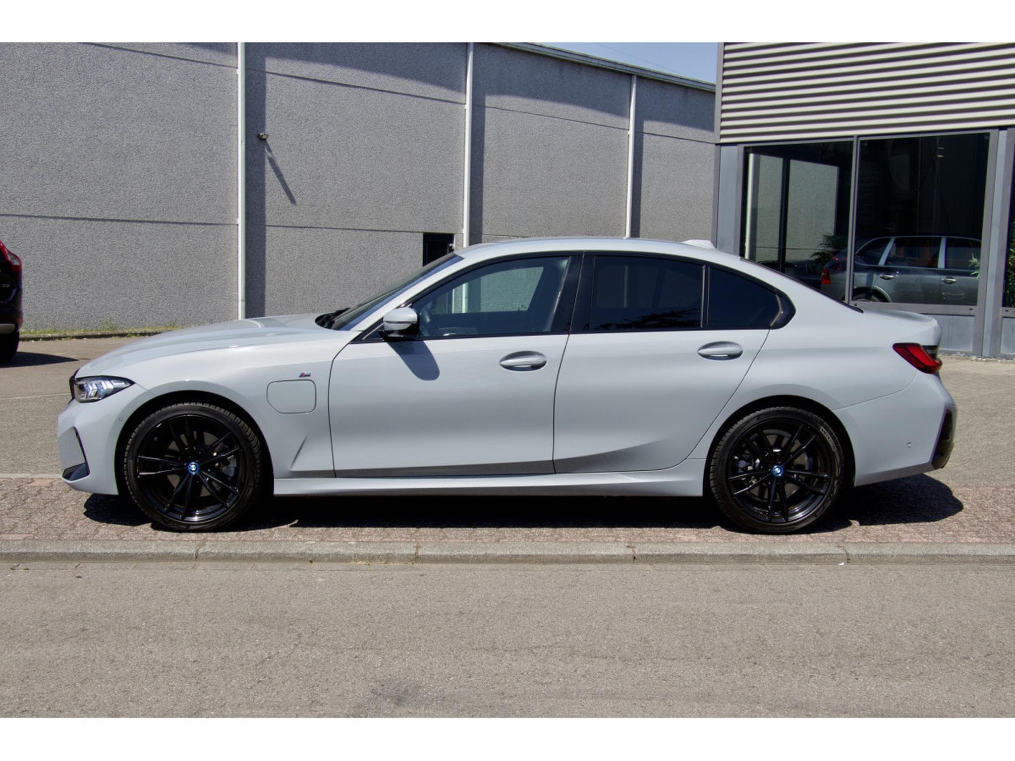 BMW 330 330e Aut. Pack M 19" HuD pack Innovation Driving Assistant (2024) - Photo 2